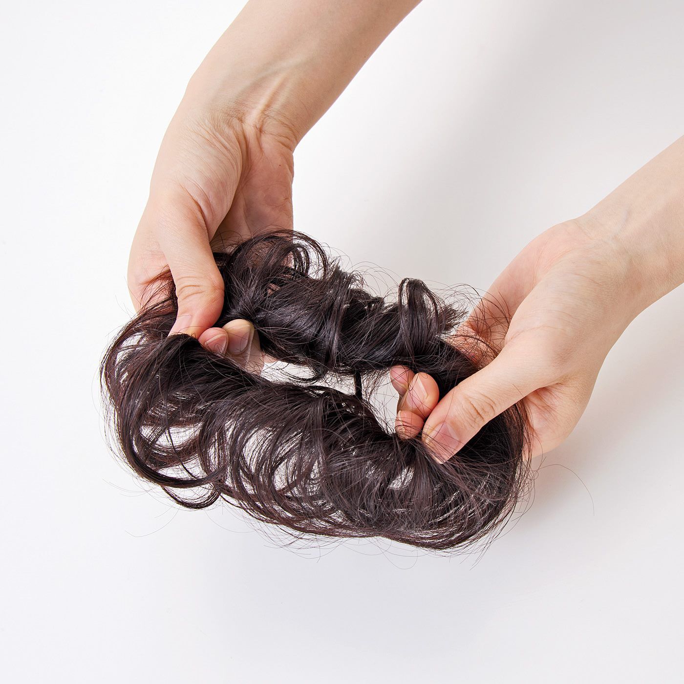 L'AMIPLUS|ラミプリュス　ヘアゴム感覚で結ぶだけ　簡単ボリュームアップ！　シュシュウィッグ〈ナチュラルブラック〉の会|伸びのよいゴム入りなので、普通のヘアゴム感覚で結ぶだけ！