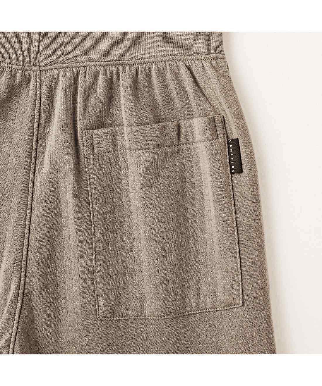 L'AMIPLUS［ラミプリュス］|ラミプリュス　やわらか綿混上品キルトで心ほどける着心地 カーディガンとボトムスのセットアップの会|パンツの後ろには、便利なポケットがひとつ。