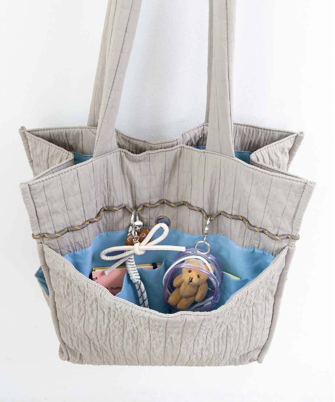 L'AMIPLUS|ラミプリュス うちわポケット付き 引っかけループに気のすむまで掛けられる大容量バッグの会|ループに引っ掛けたキーホルダーたちは、気分にあわせてポケットに隠しても〇。