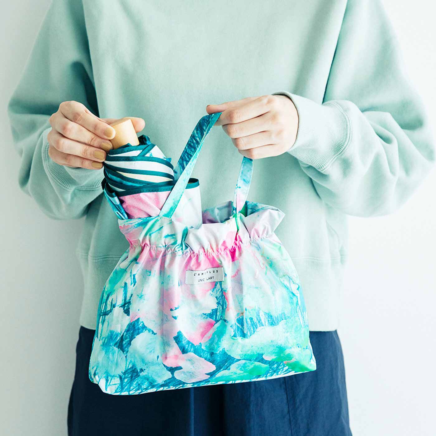 L'AMIPLUS|ラミプリュス×ユニカラート ギャザー袋にIN！ 先のとがっていないやさしい折りたたみ UVカット晴雨兼用傘の会|きちんとたたまなくてもバサッと入れて持ち運べる。口もとがゴム仕様のきんちゃくバッグ付き。