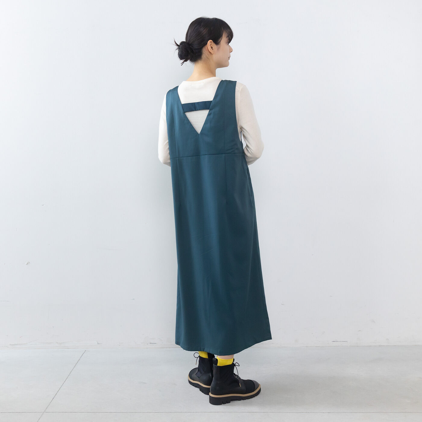 L'AMIPLUS|ラミプリュス プリーツ部分が密かにグイッと伸びて脚さばき軽やか♪ きれいめ撥水（はっすい）ジャンパースカートの会|背中のベルトで、なで肩さんもずれ落ちにくい。
