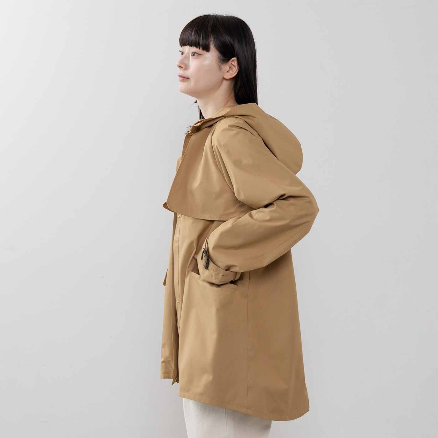 L'AMIPLUS|ラミプリュス プリーツが広がってリュックが背負える！ 撥水（はっすい）素材を使ったトレンチ風ジップアップジャケット|SIDE