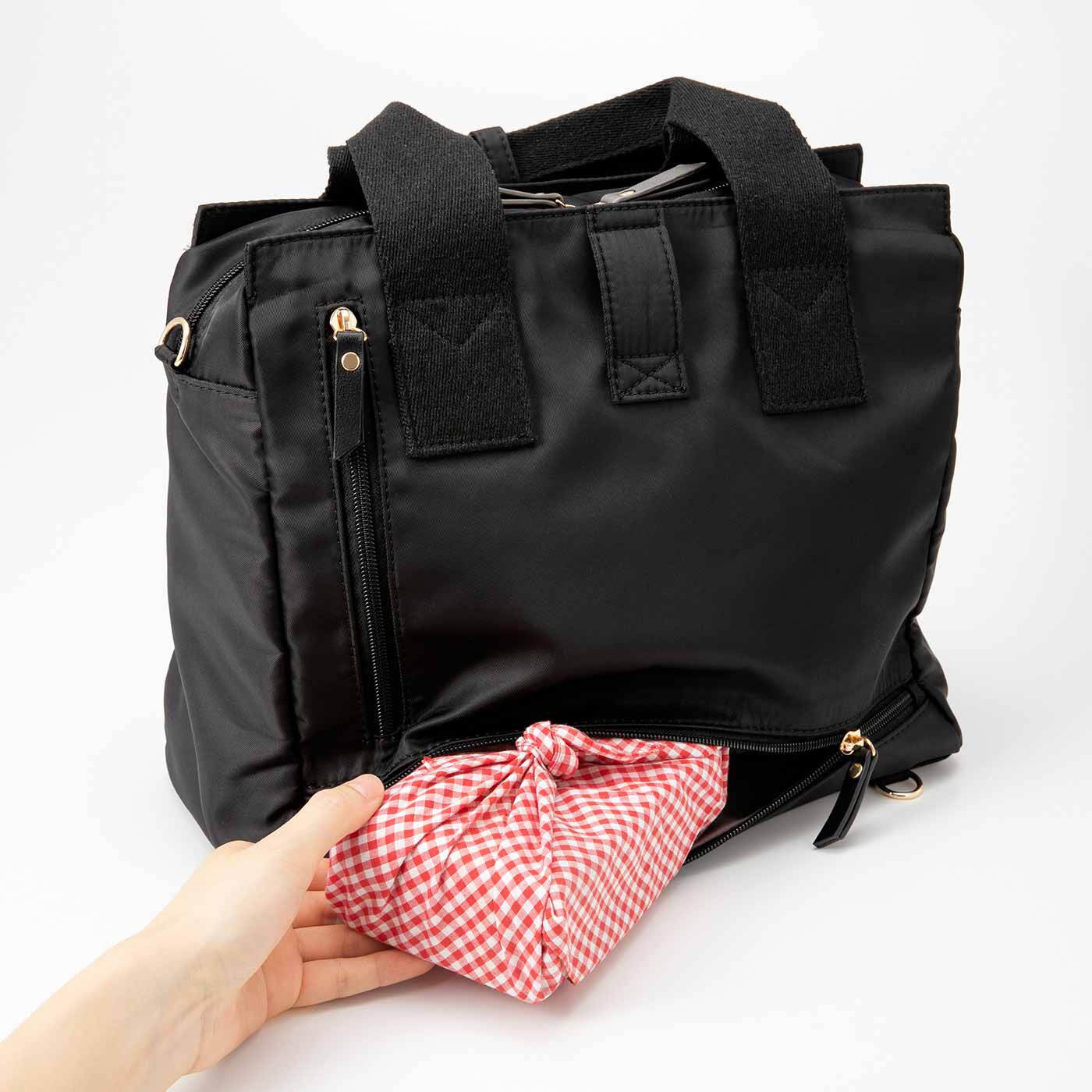 L'AMIPLUS|ラミプリュス　荷物を仕切ってすっきり収納 Tトート〈ブラック・撥水（はっすい）3-WAY〉|底から出し入れOK　背面底ファスナー付きなので、上に荷物を詰めていても下のものが取り出せます。