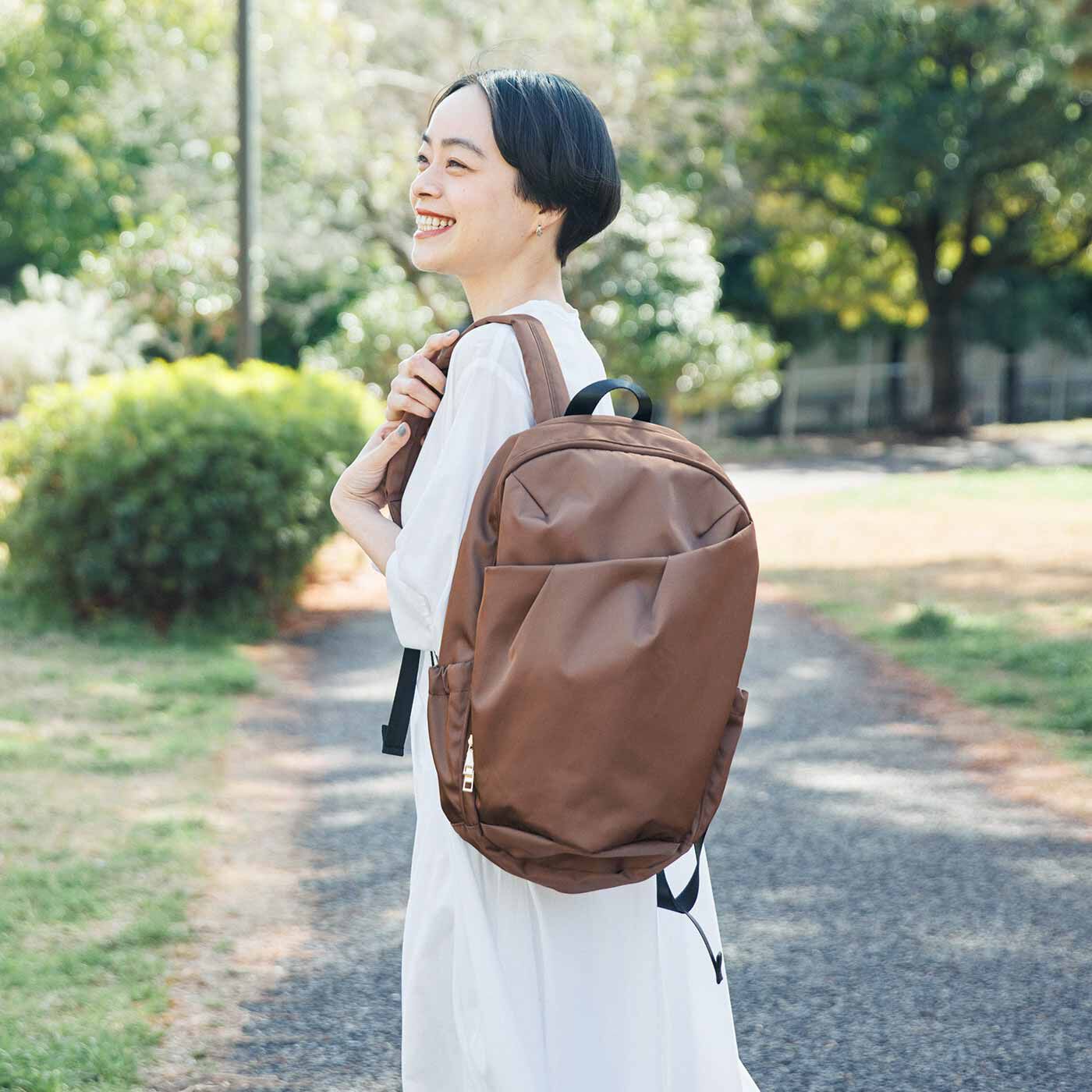 L'AMIPLUS|ラミプリュス ガバッと開いて一目瞭然！ 9ポケ＆仕切りで仕分け上手 撥水スマートリュック〈パールココア〉