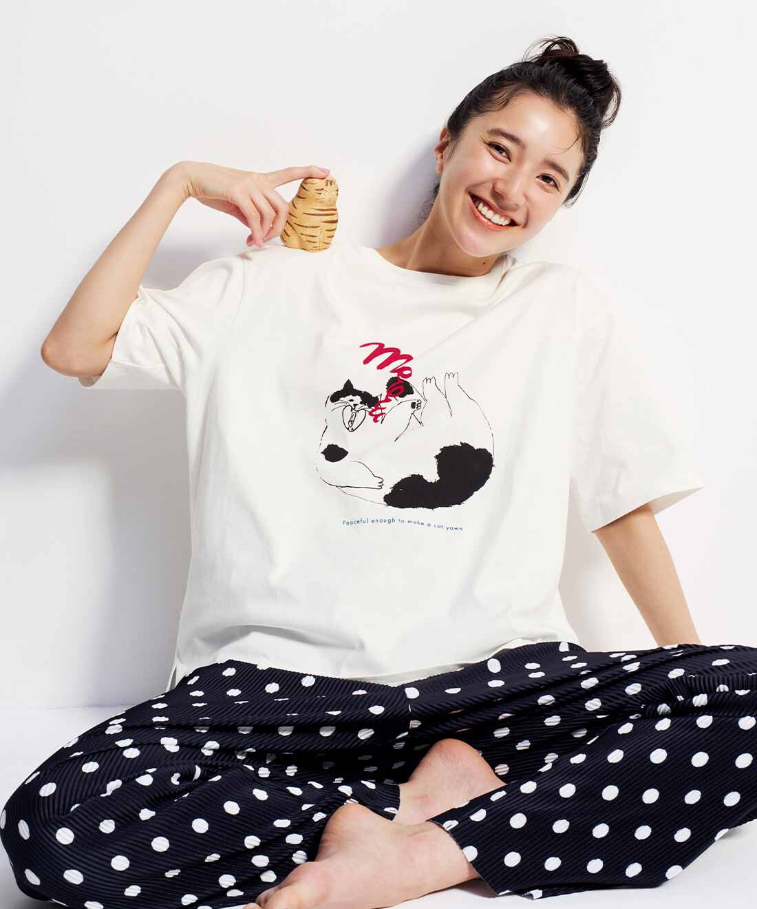 L'AMIPLUS|ラミプリュス×幸生窯 ミャーとしあわせを願う オーガニックコットンTシャツ by LOVE＆PEACE PROJECT〈ホワイト〉
