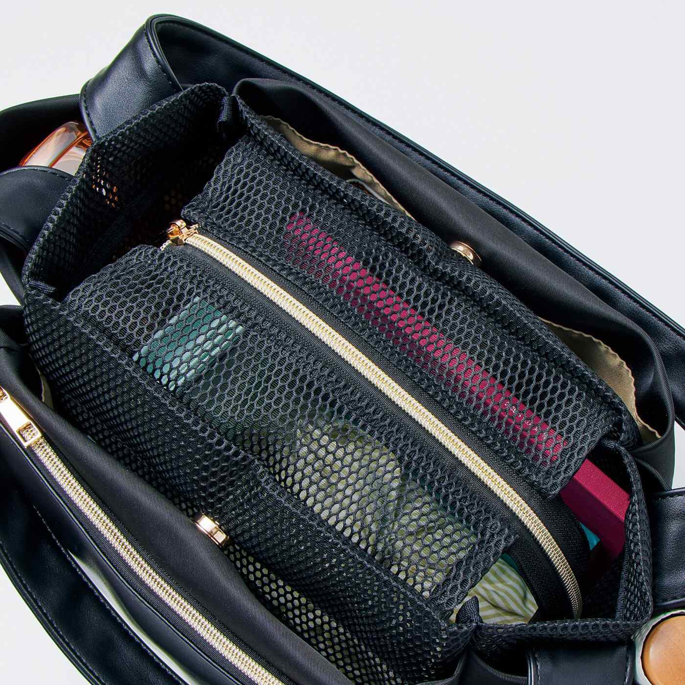 L'AMIPLUS|ラミプリュス　内側総メッシュで整理整とん　異素材コンビのやわらか上品ボックストート〈リッチブラック〉|ファスナー付きで中身を目隠し。