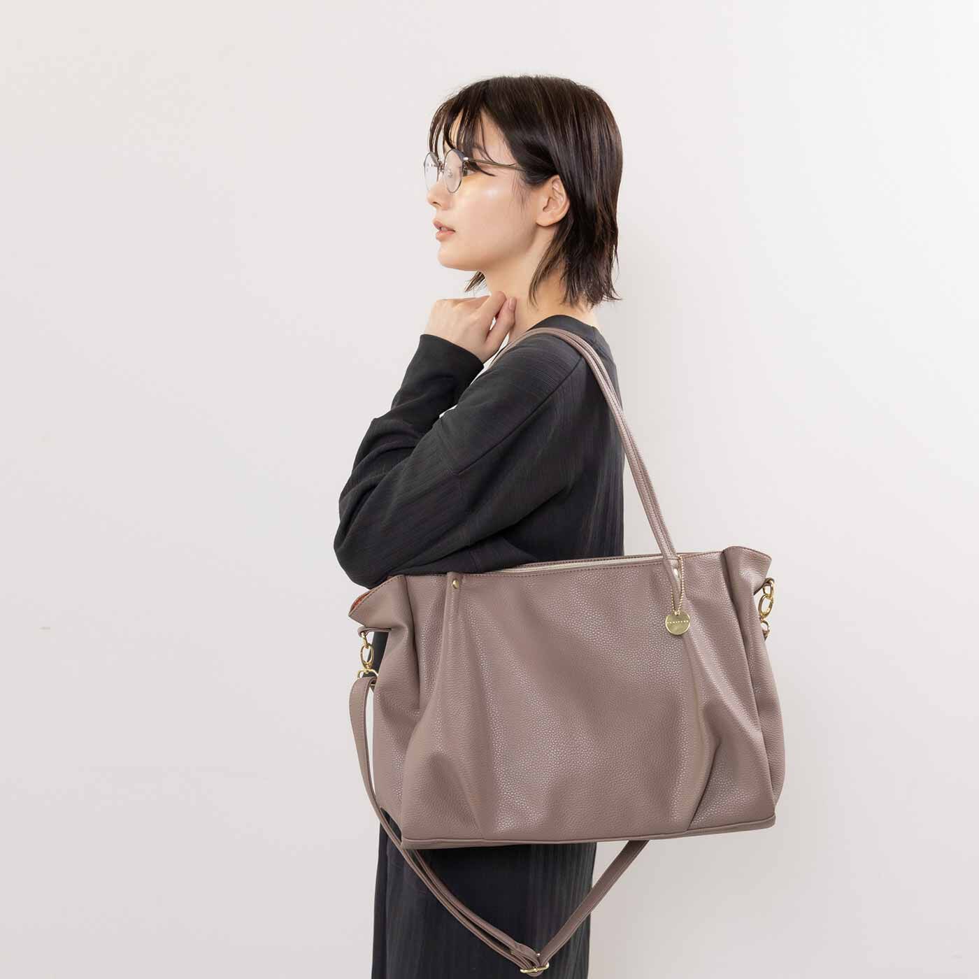 L'AMIPLUS|ラミプリュス　たっぷり入って持ち歩き軽やか 整とん美人な7つ星ショルダーバッグ〈ローズベージュ〉|取り外しOKなショルダーは長さ調節もできます。
