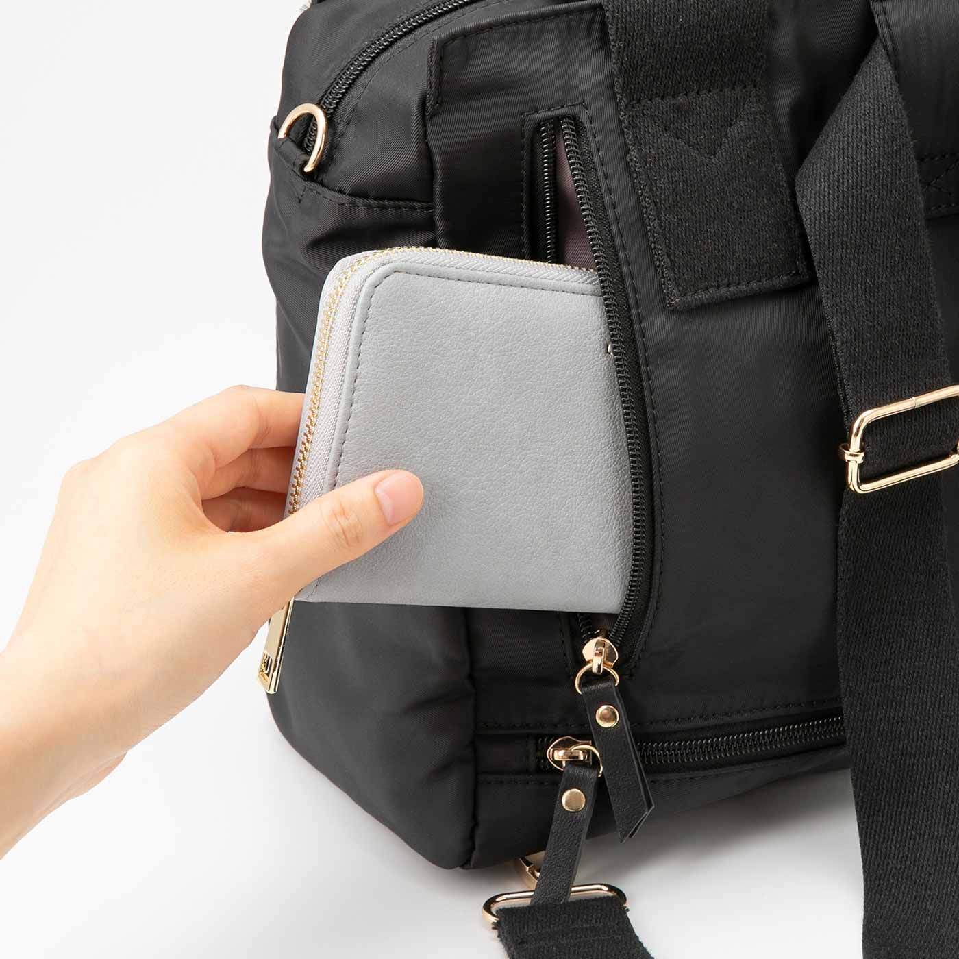L'AMIPLUS|ラミプリュス　荷物を仕切ってすっきり収納 Tトート〈ブラック・撥水（はっすい）3-WAY〉|長財布も入る背面ファスナーポケット付き。