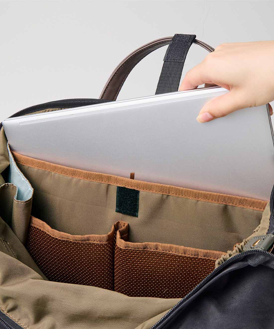 L'AMIPLUS|ラミプリュス PCポケット付き シルエットチェンジできる 大人上品ボストンリュック〈撥水・ブラック〉|A4サイズのポケットは、PCはもちろん書類の収納も〇。