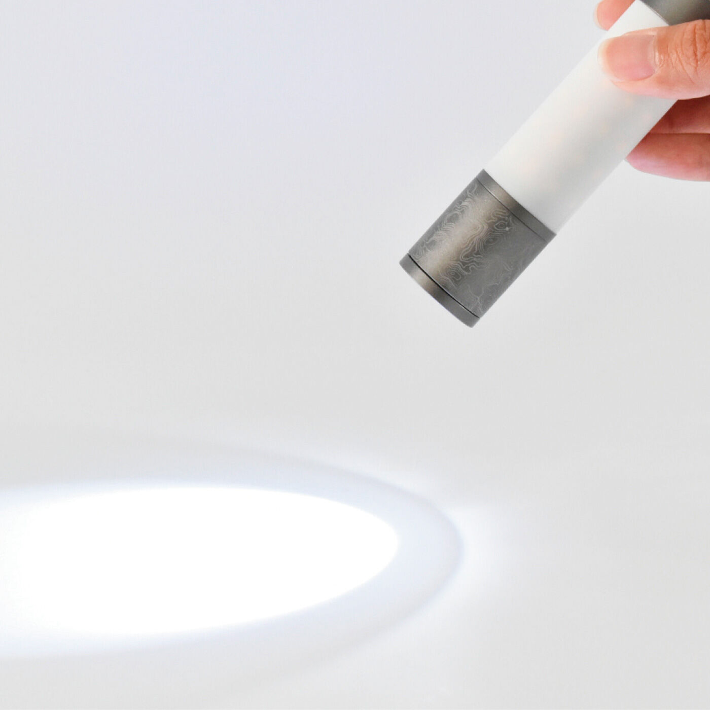 L'AMIPLUS|ラミプリュス ハンディーライトにもランタンにもなる！ モバイルバッテリー機能搭載 MINIMALIGHT（ミニマライト）の会|ハンディーモードで照射範囲を調整すれば、最長100ｍ先も照らせます。