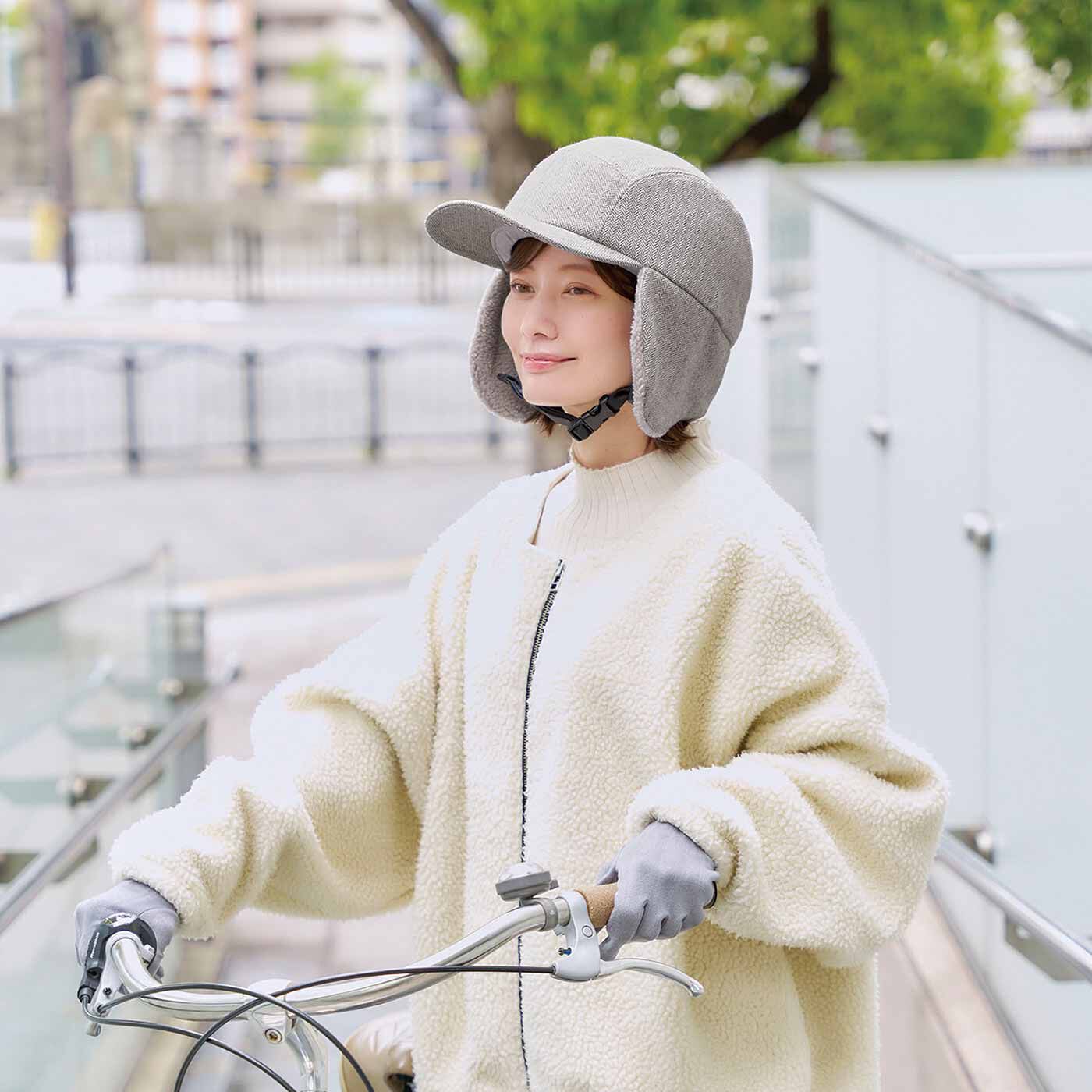 L'AMIPLUS|ラミプリュス デザイン楽しむ おしゃヘル用耳当て付きキャップ〈ライトグレー〉|ヘルメットにセットするとこんな感じ。