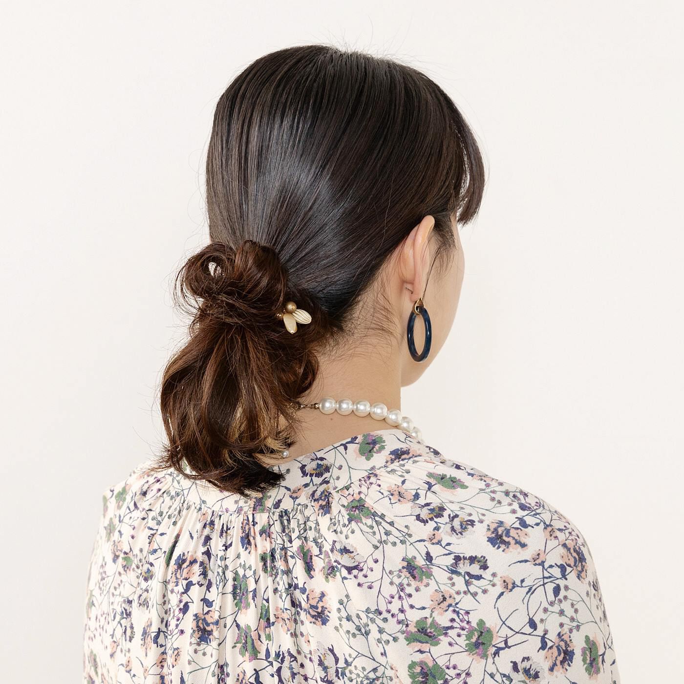 L'AMIPLUS|ラミプリュス　ヘアゴム感覚で結ぶだけ　簡単ボリュームアップ！　シュシュウィッグ〈ミックスブラウン〉の会|簡単装着！自毛にナチュラルになじみます。