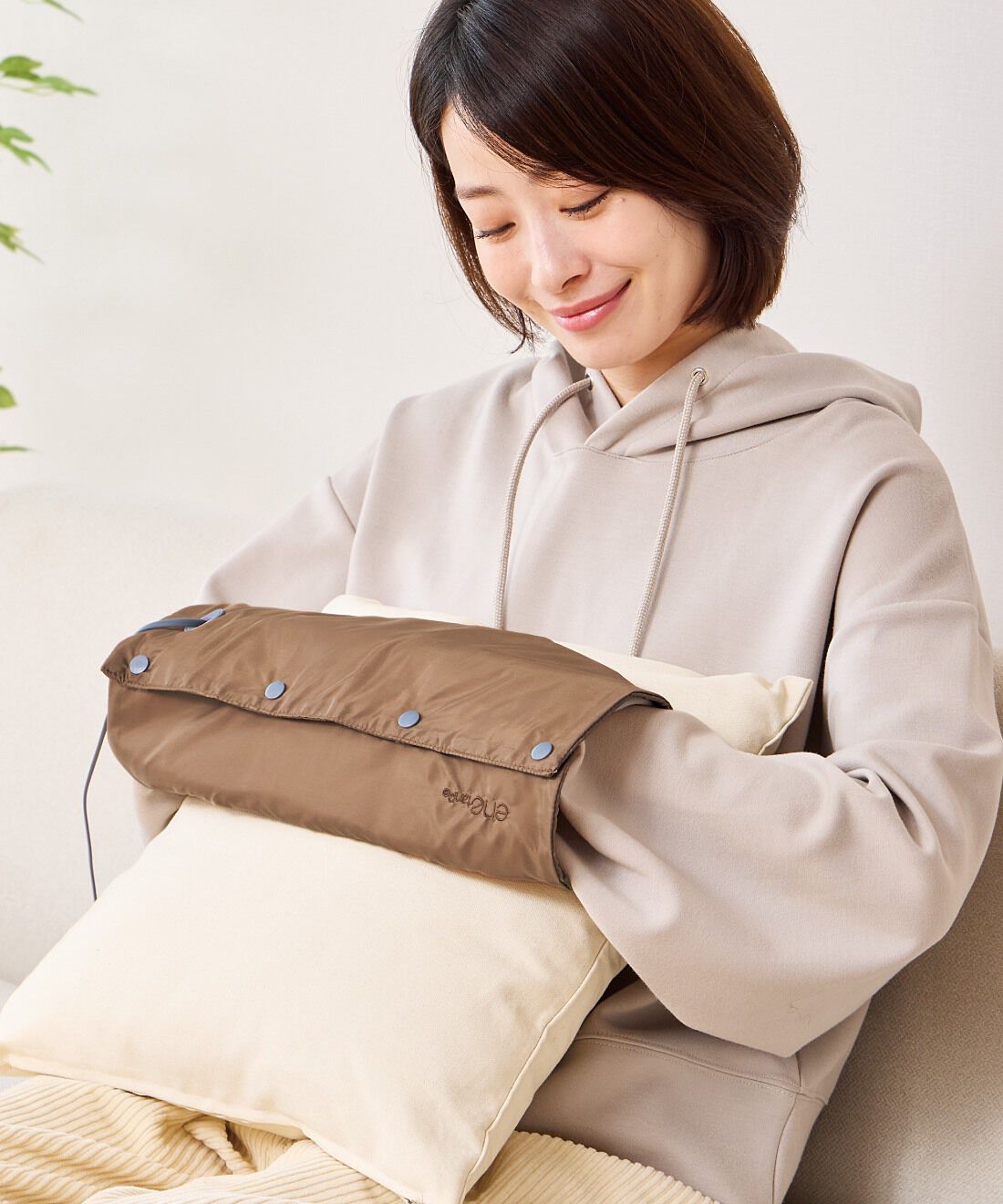 L'AMIPLUS|ラミプリュス　USB給電で外でもあたたか　ポケットサイズにたためる軽うすシートヒーター|スナップで輪っか状にして手もとのあたためにも。