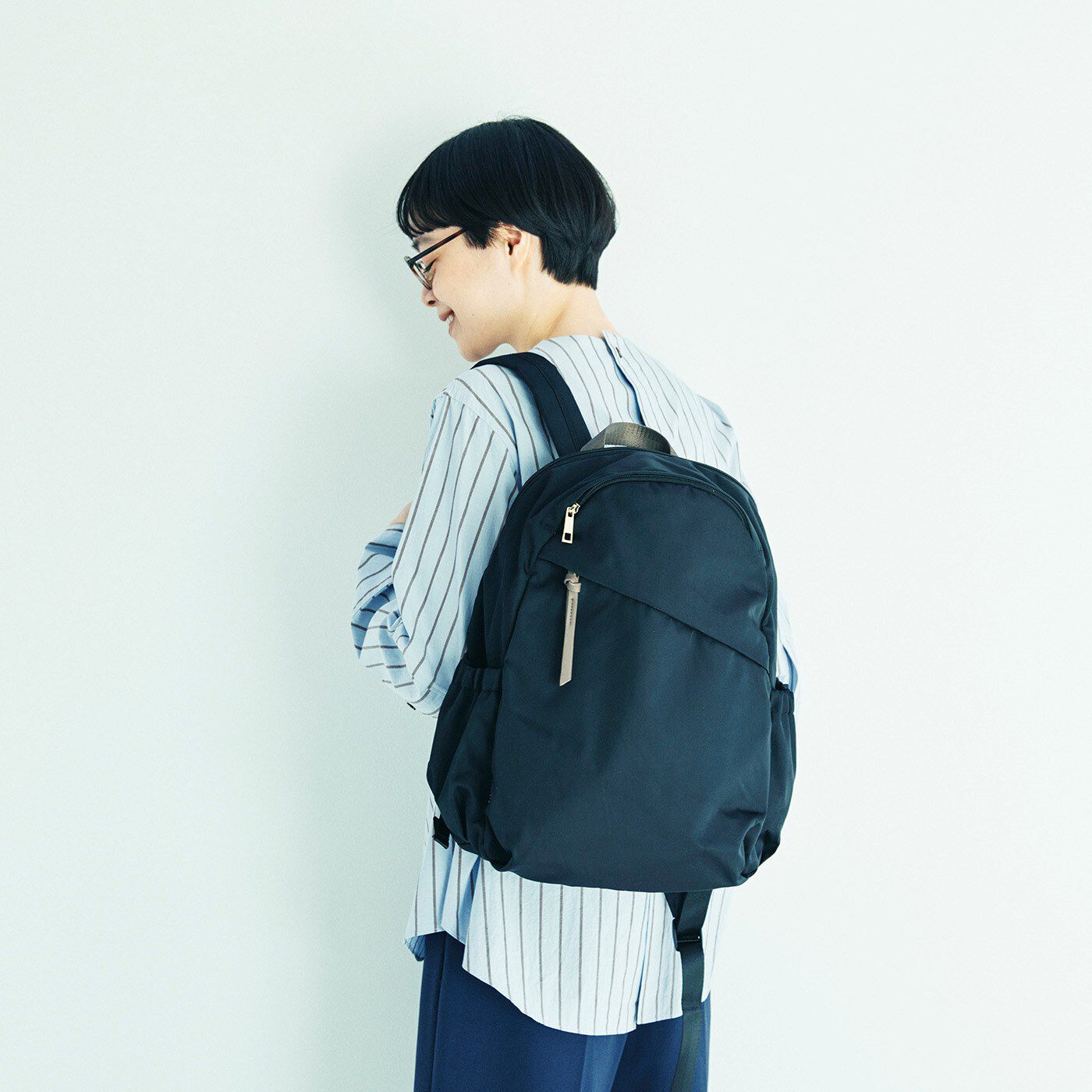 L'AMIPLUS|ラミプリュス ガバッと開いて一目瞭然！ 充実9ポケットの撥水(はっすい)スマートリュック〈リッチブラック〉
