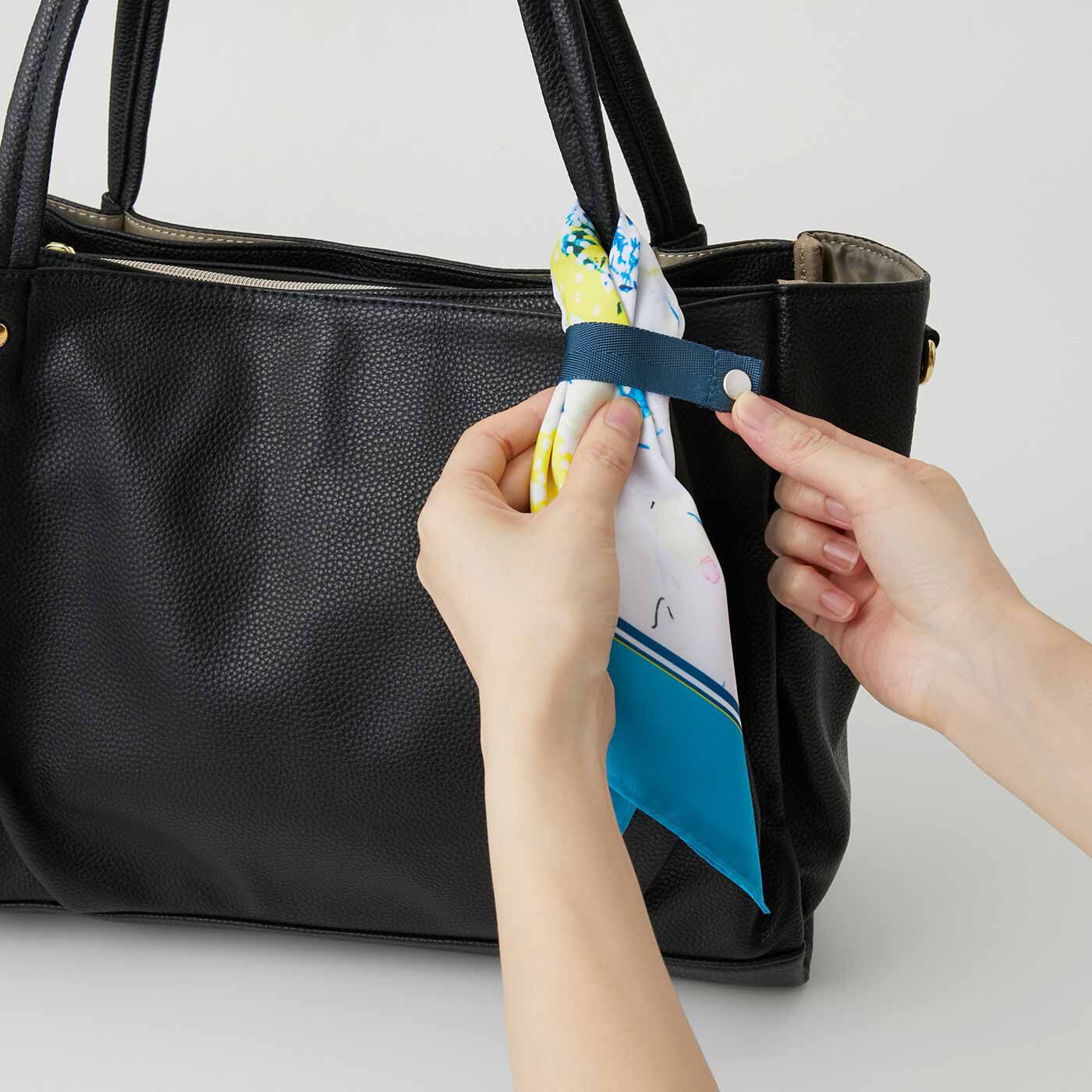 L'AMIPLUS|ラミプリュス×ユニカラート 急な買い物も安心 結んでお出かけ スカーフエコバッグの会|バッグの持ち手に引っ掛けリボンテープを巻き付けて、スナップボタンを留めます。