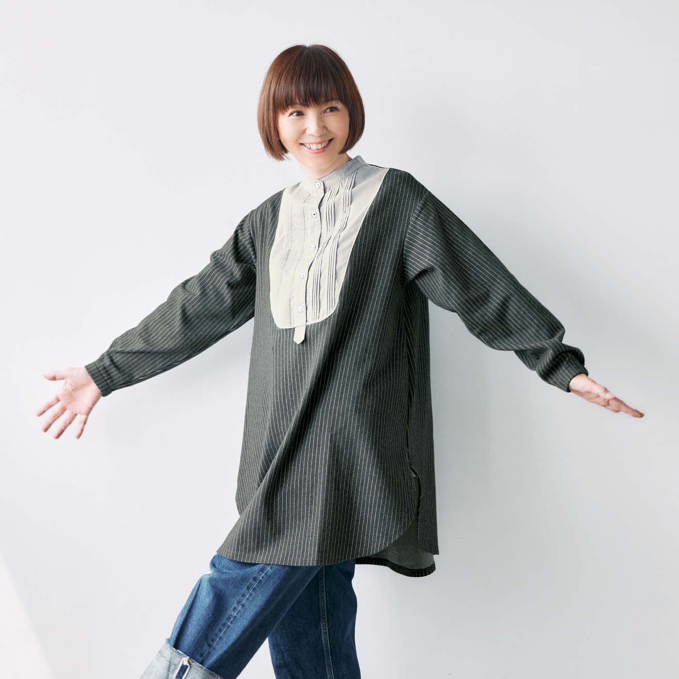 frauglatt|大人の女史会×frauglatt　顔うつり華やかレフ板チュニック〈艶（つや）グレー〉|前ボタンが全開しないプルオーバー仕様だから、おなかまわりにすき間風が入らずふんわりあったか。