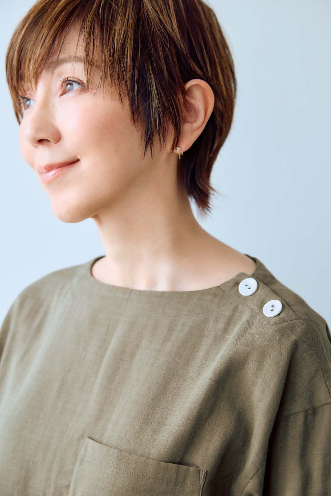 frauglatt|【セット割】大人の女史会×frauglatt　着まわし上手 オールインワン見え ダブルガーゼセットアップ|【トップス】 顔まわりをすっきり見せるシャープなネックラインと、視線を散らす大きめボタンがアクセント。