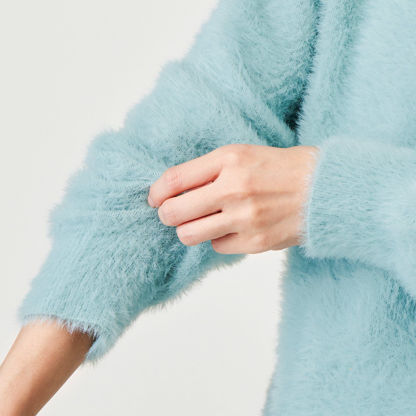 frauglatt|フラウグラット　首もとを包みこんでしあわせ♪　もちふわシャギーのニットトップスの会|袖口はプッシュアップしやすいリブ編み仕様。