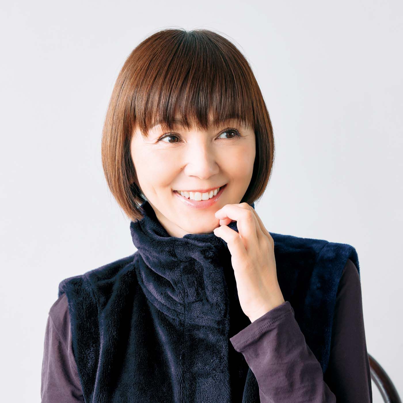 frauglatt|大人の女史会×frauglatt　ハイネック仕上げであったかい 艶（つや）めくとろみボアベスト〈ネイビー〉|首まですっぽり覆うハイネック。マフラーいらずでふんわりあったか！