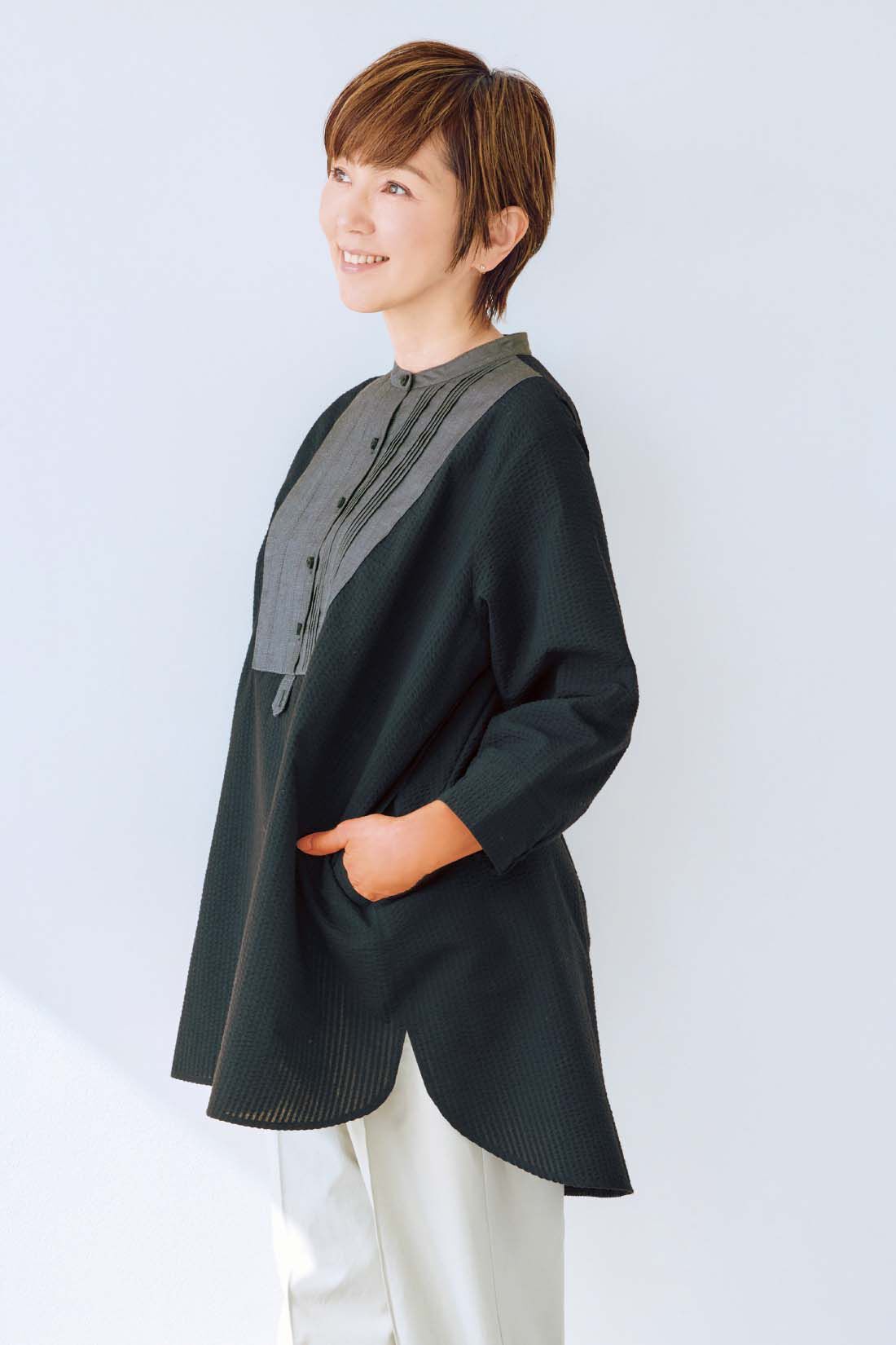 frauglatt|大人の女史会×frauglatt　顔うつり華やぐブザム切り替え レフ板チュニックシャツ|前後差のあるサイドスリットが作る視覚マジックが、すらりと伸びた美脚をアピール。360度キレイに見える仕掛けです。ポケット付きなのも大事なポイント！