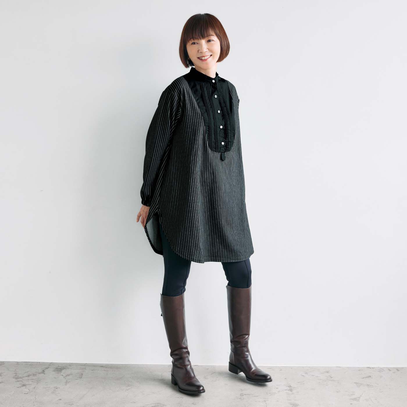 frauglatt|大人の女史会×frauglatt　顔うつりすっきりチュニック〈凛（りん）ブラック〉|前ボタンが全開しないプルオーバー仕様だから、おなかまわりにすき間風が入らずふんわりあったか。