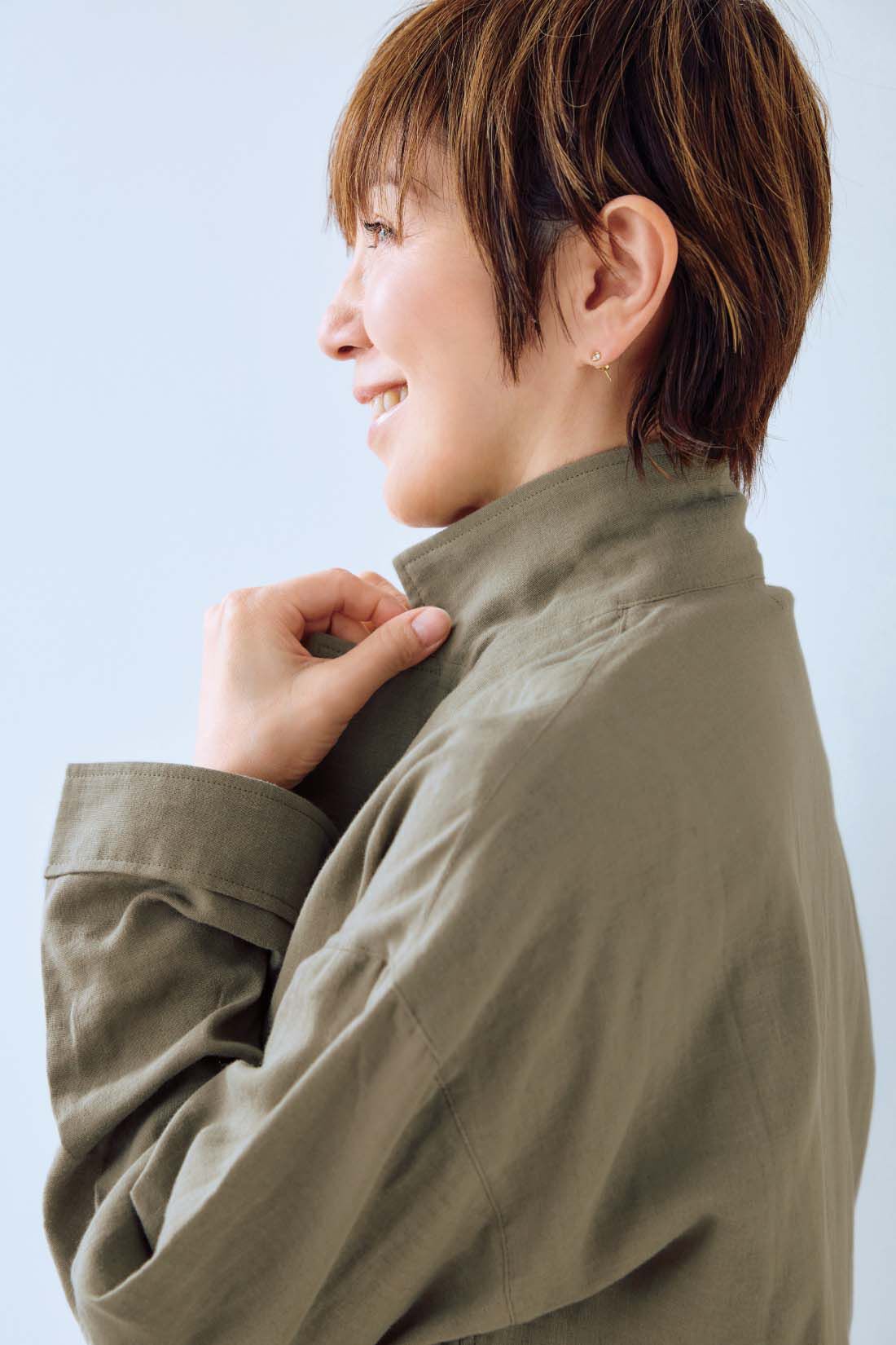 frauglatt|大人の女史会×frauglatt　ゆとり仕立てできちんと見え 小顔印象ダブルガーゼジャケット|衿もとを立てて着れば、首の後ろの日差しや冷房対策にも。