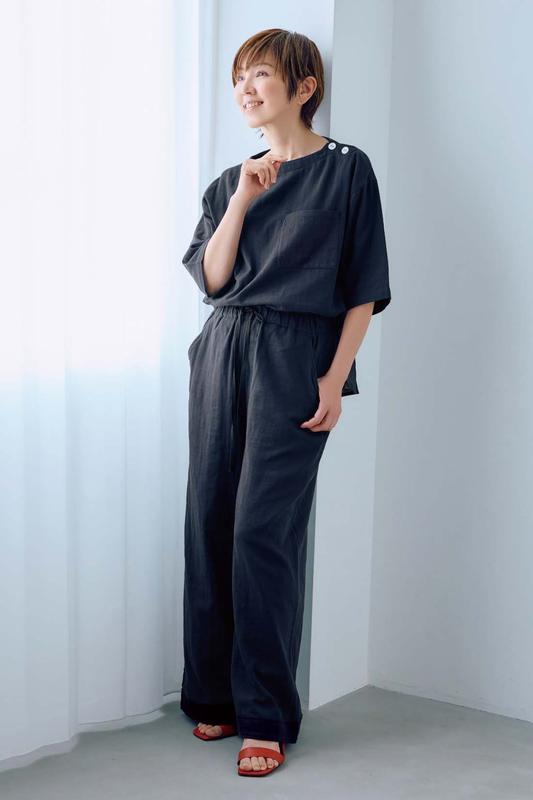 frauglatt|大人の女史会×frauglatt　ほどよい抜け感で自信をまとう 美脚見えダブルガーゼパンツ|幅広の折り返し風の切り替えが、足もとにさりげないボリュームをプラスして、落ち感のあるシルエットに。