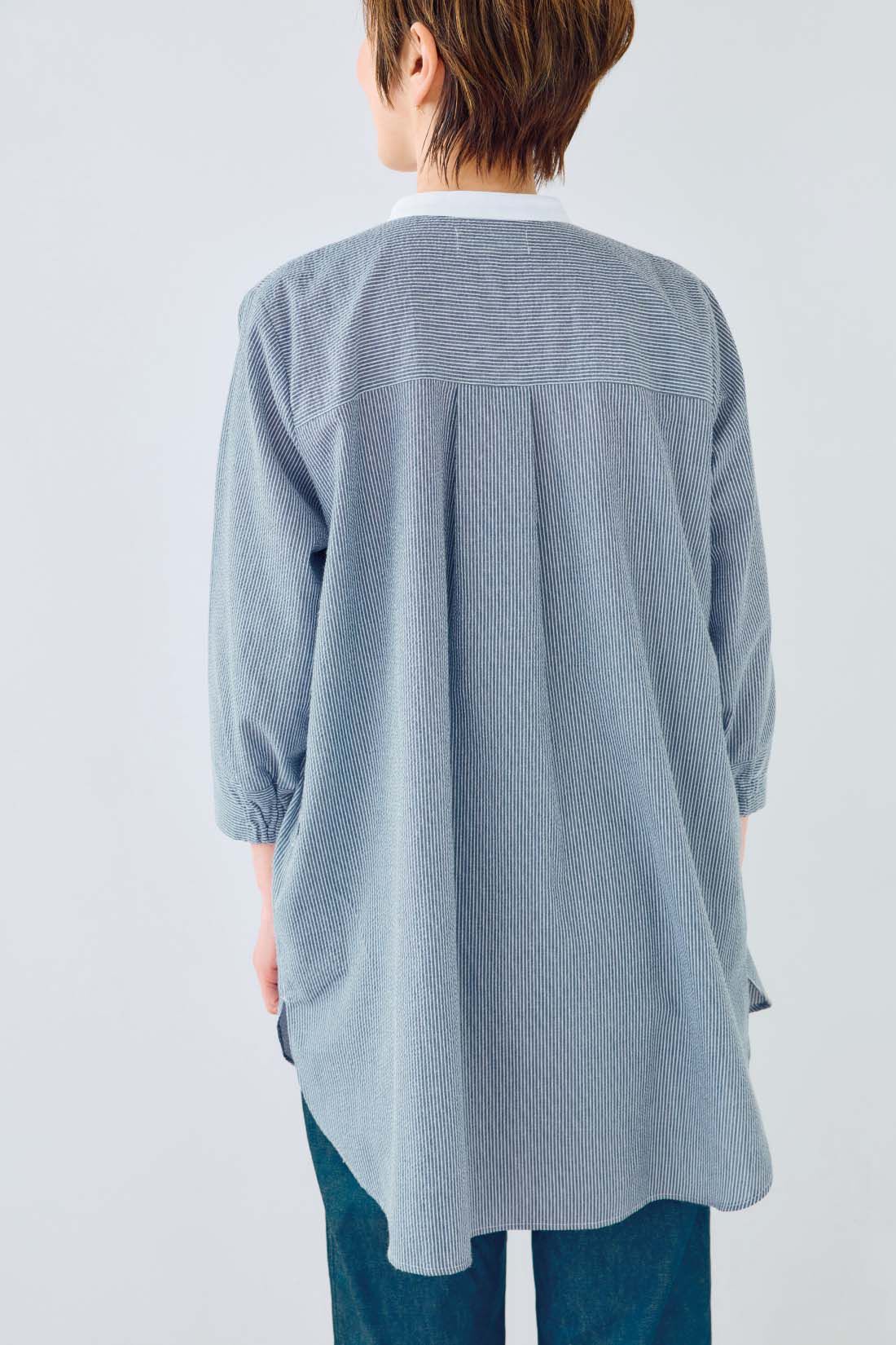 frauglatt|大人の女史会×frauglatt　顔うつり華やぐブザム切り替え レフ板チュニックシャツ|ミリ単位で位置にこだわったやや下めの切り替えラインが、背中の丸みをナチュラルにカバー。
