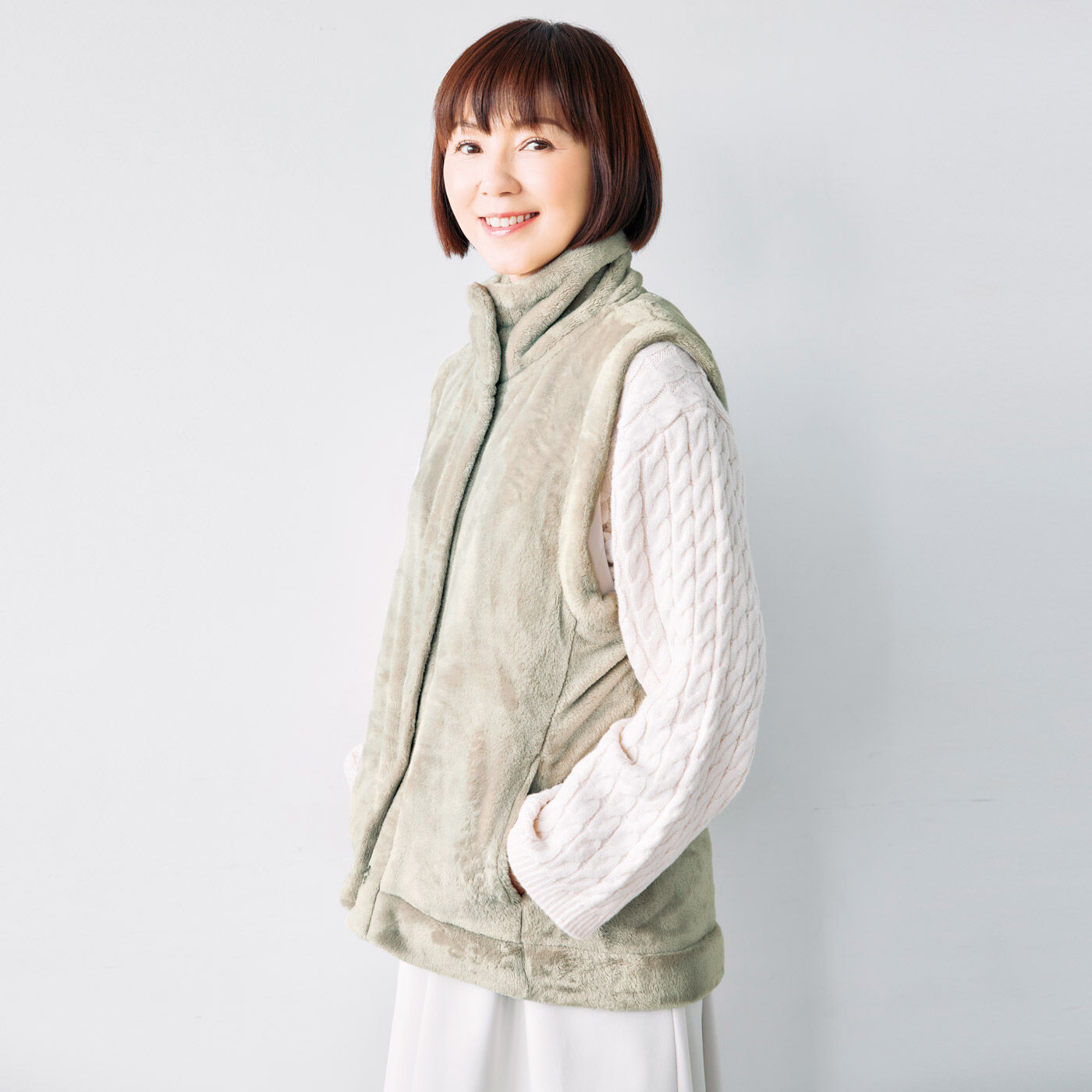 frauglatt|大人の女史会×frauglatt　ハイネック仕上げであったかい 艶（つや）めくとろみボアベスト〈ベージュ〉|すその前後差もポイント。前は座ったときにもたつかず、後ろは腰まですっぽり暖かな長さに。