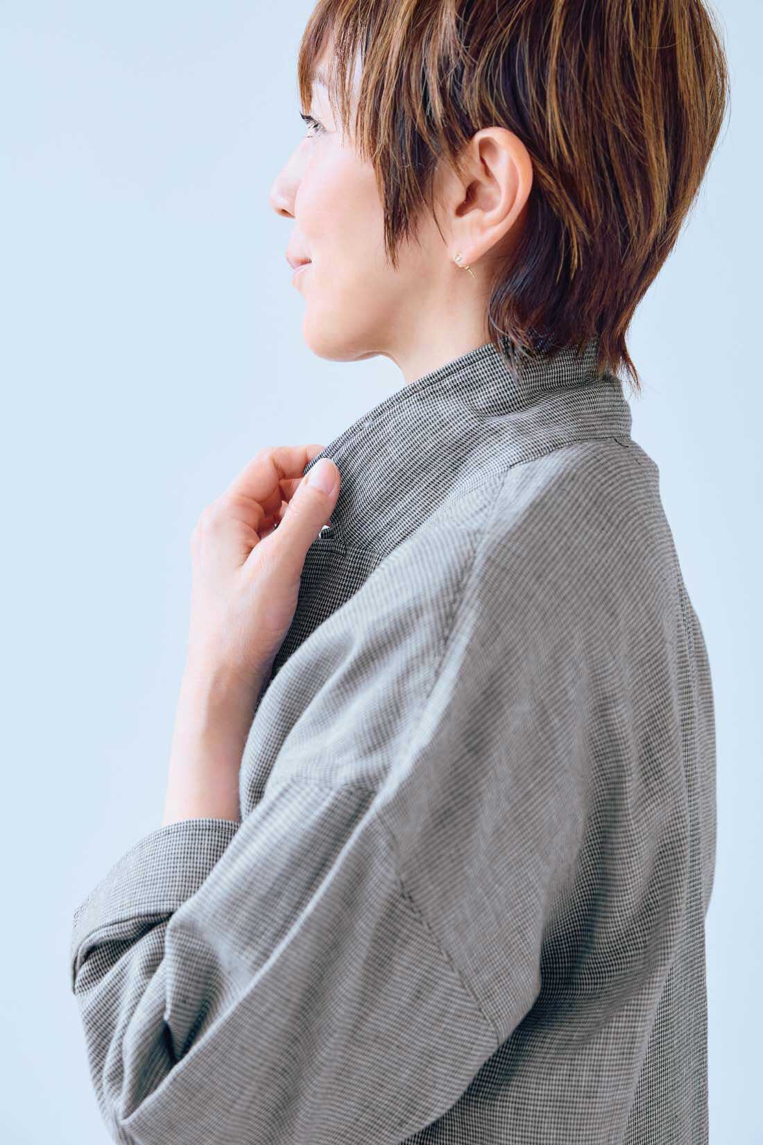 frauglatt|大人の女史会×frauglatt　ゆとり仕立てできちんと見え 小顔印象ダブルガーゼジャケット|衿もとを立てて着れば、首の後ろの日差しや冷房対策にも。