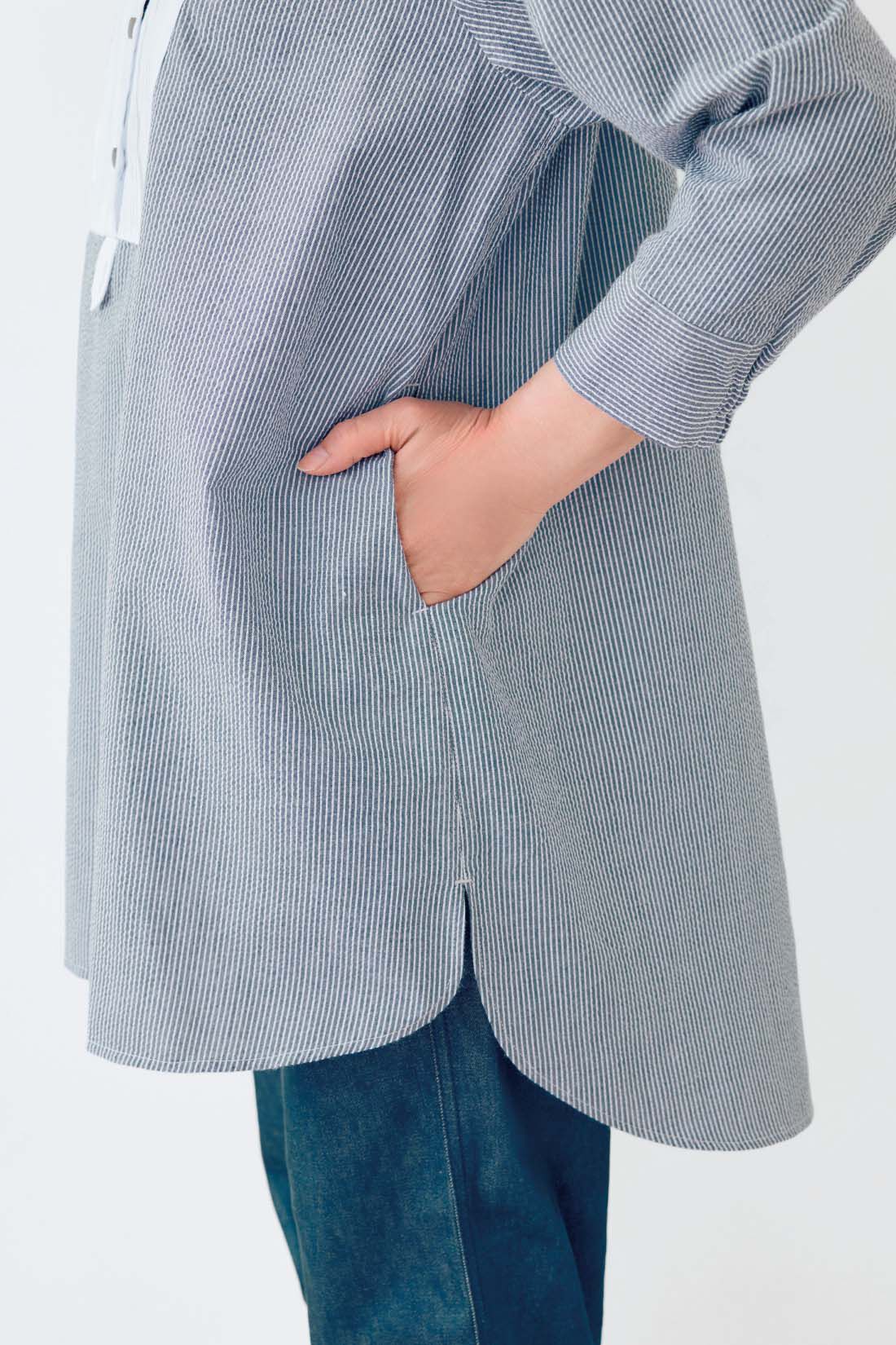 frauglatt|大人の女史会×frauglatt　顔うつり華やぐブザム切り替え レフ板チュニックシャツ|前後差のあるサイドスリットが作る視覚マジックが、すらりと伸びた美脚をアピール。360度キレイに見える仕掛けです。ポケット付きなのも大事なポイント!