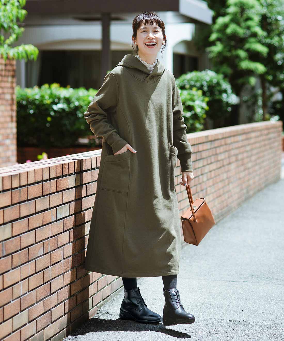 frauglatt|着ぶくれない♪ かるホカ裏起毛ロングワンピースと晴雨兼用履きやすさ5つ星ブーツ〈ブラック〉と着脱らくちんなふんわりレース付け衿のコーディネート