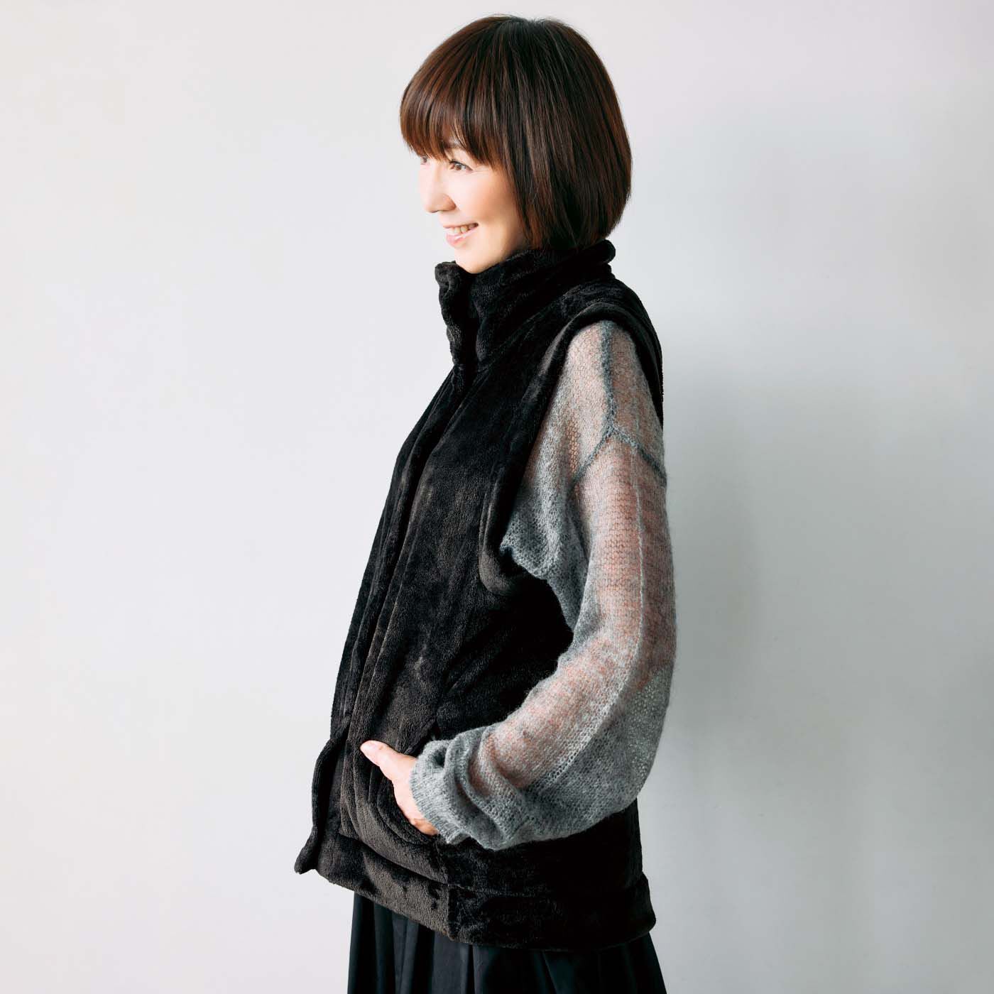 frauglatt|大人の女史会×frauglatt　ハイネック仕上げであったかい 艶（つや）めくとろみボアベスト〈ブラック〉|すその前後差もポイント。前は座ったときにもたつかず、後ろは腰まですっぽり暖かな長さに。
