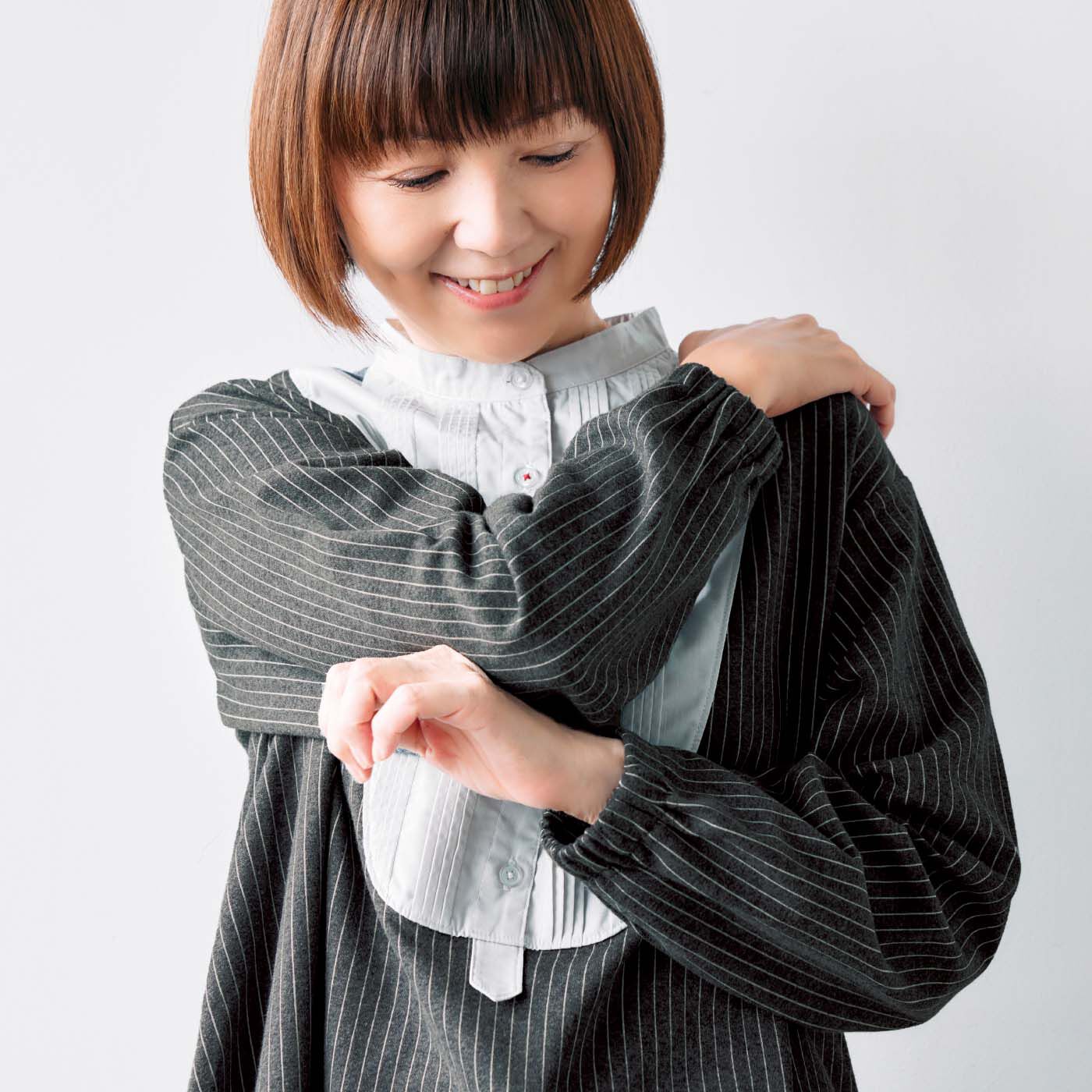 frauglatt|大人の女史会×frauglatt　顔うつり華やかレフ板チュニック〈艶（つや）グレー〉|伸びやかなカットソー素材だから、動きやすくて着心地らくちんです。