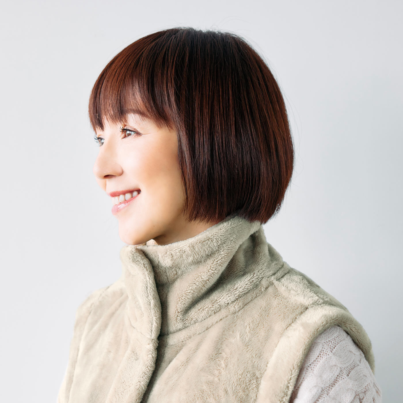 frauglatt|大人の女史会×frauglatt　ハイネック仕上げであったかい 艶（つや）めくとろみボアベスト〈ベージュ〉|首まですっぽり覆うハイネック。マフラーいらずでふんわりあったか！