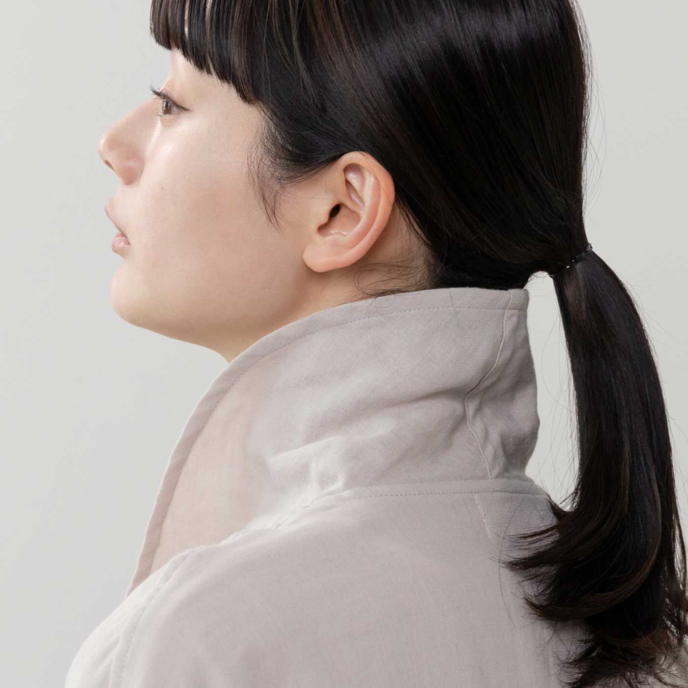 frauglatt|フラウグラット　コットン100％でふんわり心地いい♪　かるキレイーノダブルガーゼ　ジャケット風カーディガン〈ベージュ〉|やわらかな衿を立てれば、首の後ろをカバーし冷房対策にも。