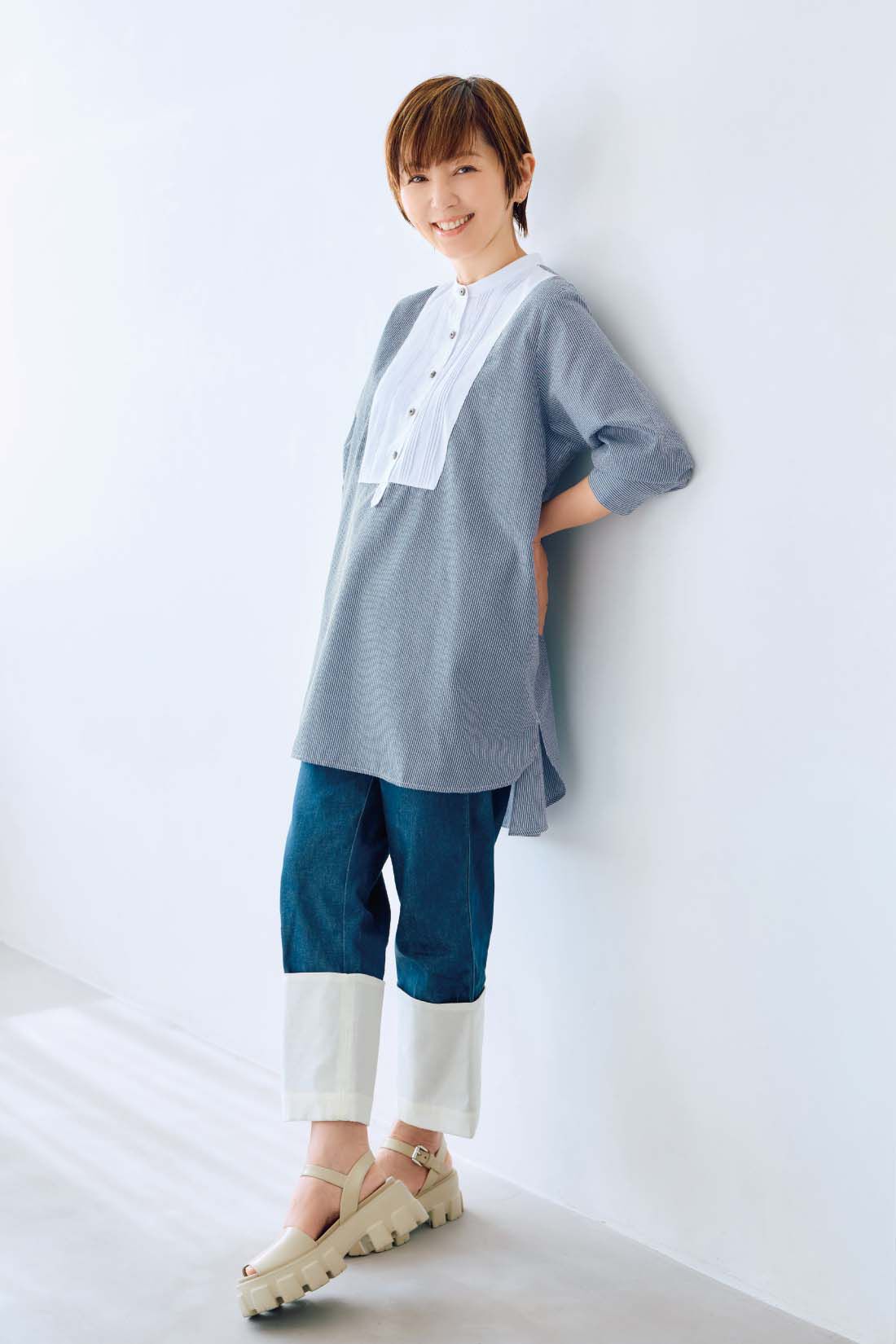 frauglatt|大人の女史会×frauglatt　顔うつり華やぐブザム切り替え レフ板チュニックシャツ|夏のストライプを堪能できる〈艶ネイビー〉