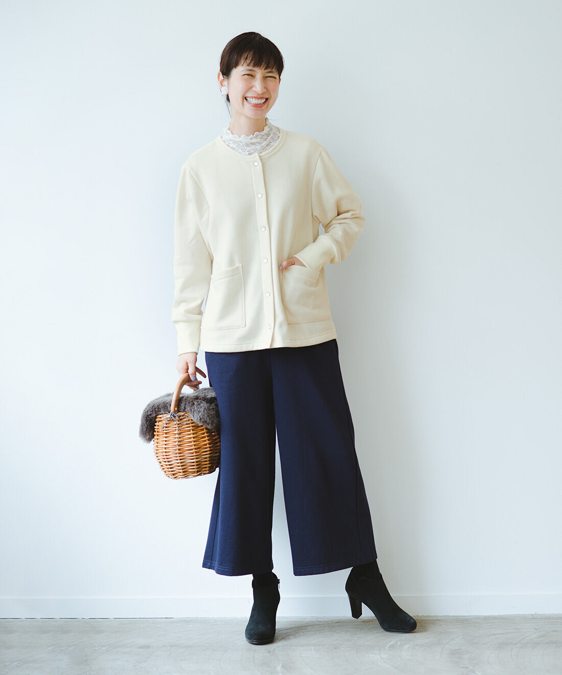 frauglatt|上品に着映えるかるホカ裏起毛カーディガンと便利な裏地設計♪ スカート見えワイドパンツと着脱らくちんなふんわりレース付け衿のコーディネート