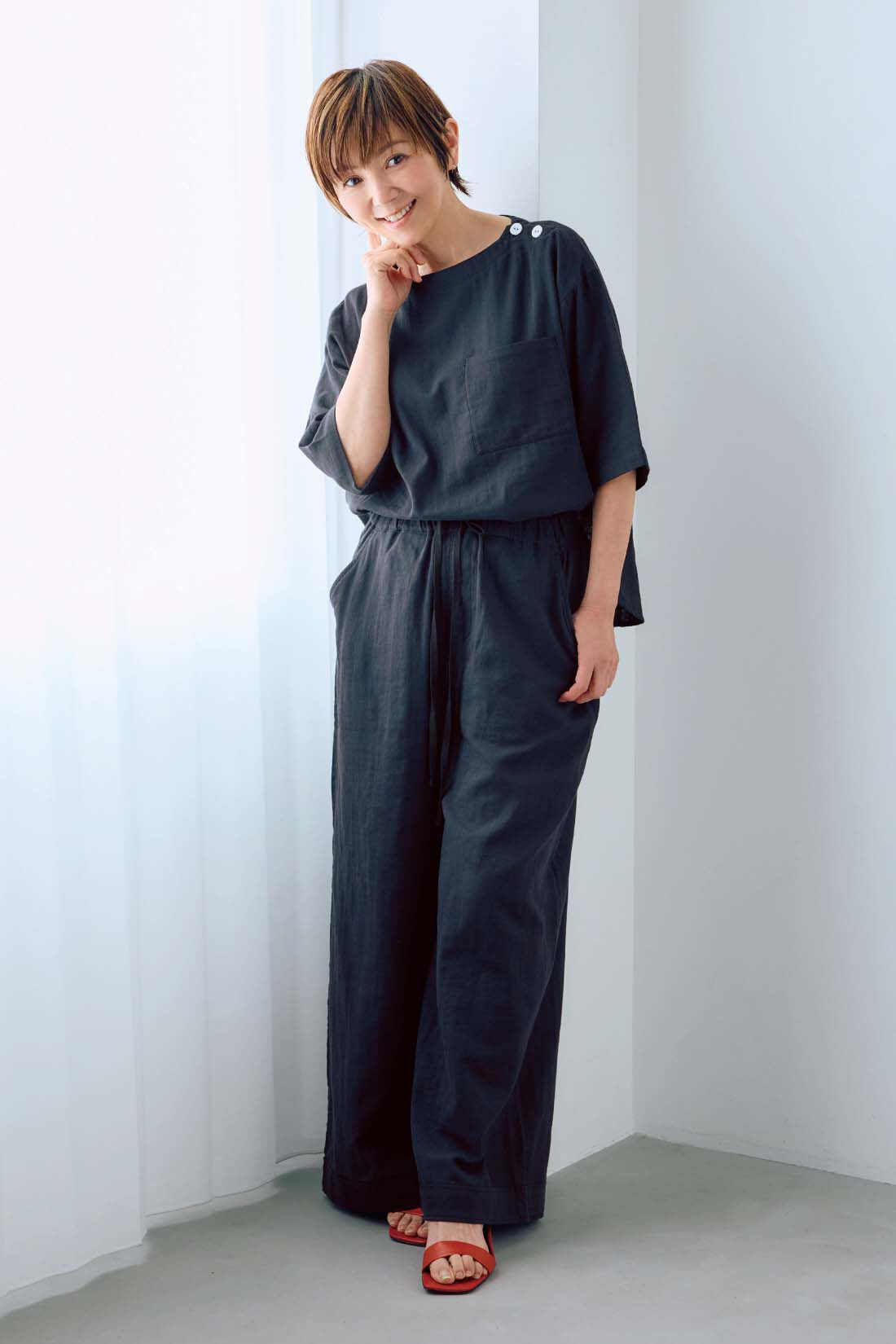 frauglatt|大人の女史会×frauglatt　ほどよい抜け感で自信をまとう 美脚見えダブルガーゼパンツ|同素材のトップスと一緒に着用すれば、オールインワン風に。