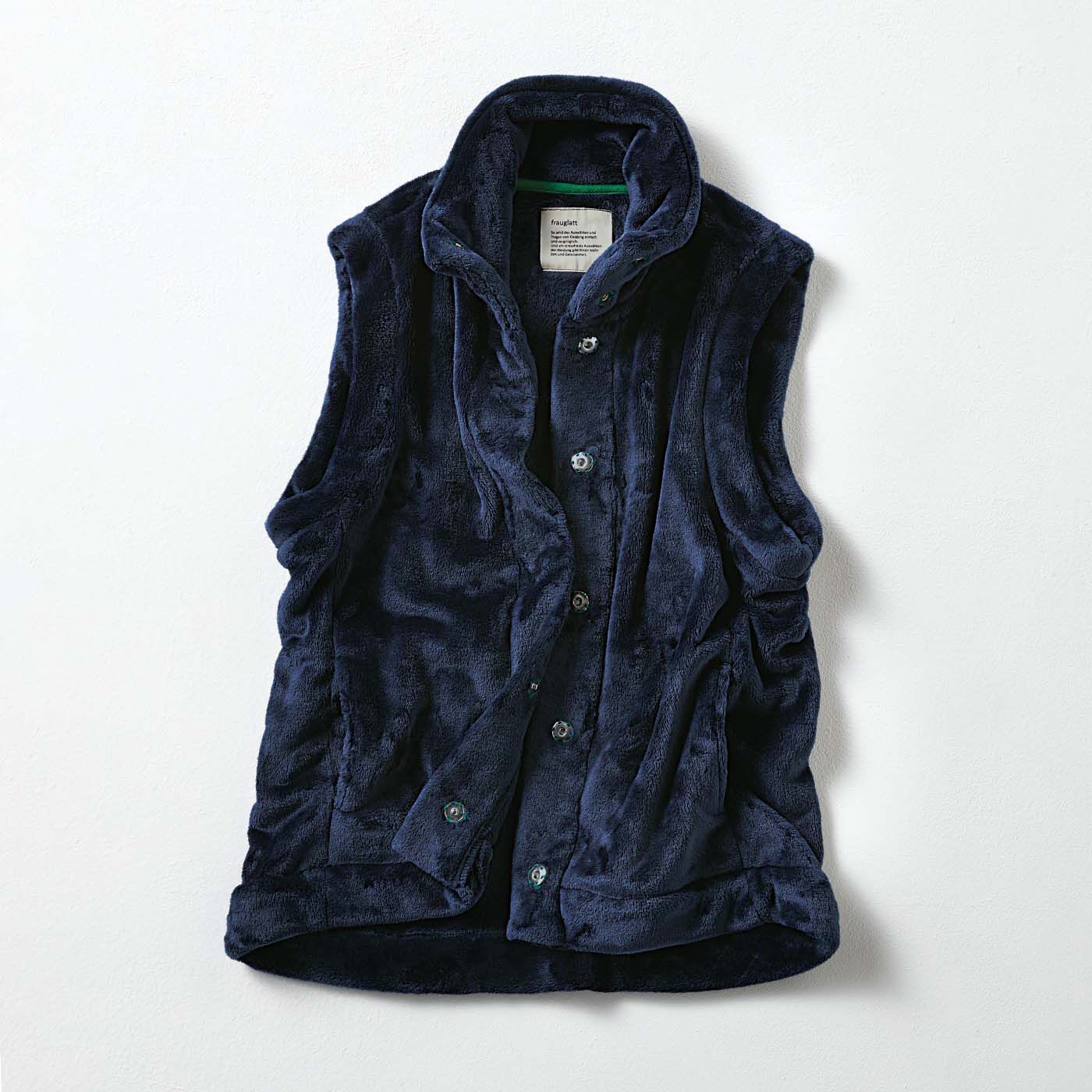 frauglatt|大人の女史会×frauglatt　ハイネック仕上げであったかい 艶（つや）めくとろみボアベスト〈ベージュ〉|フロントには大きめのスナップボタンをあしらって、すっきりと。簡単に着脱しやすいのもポイント。※写真は〈ネイビー〉です。