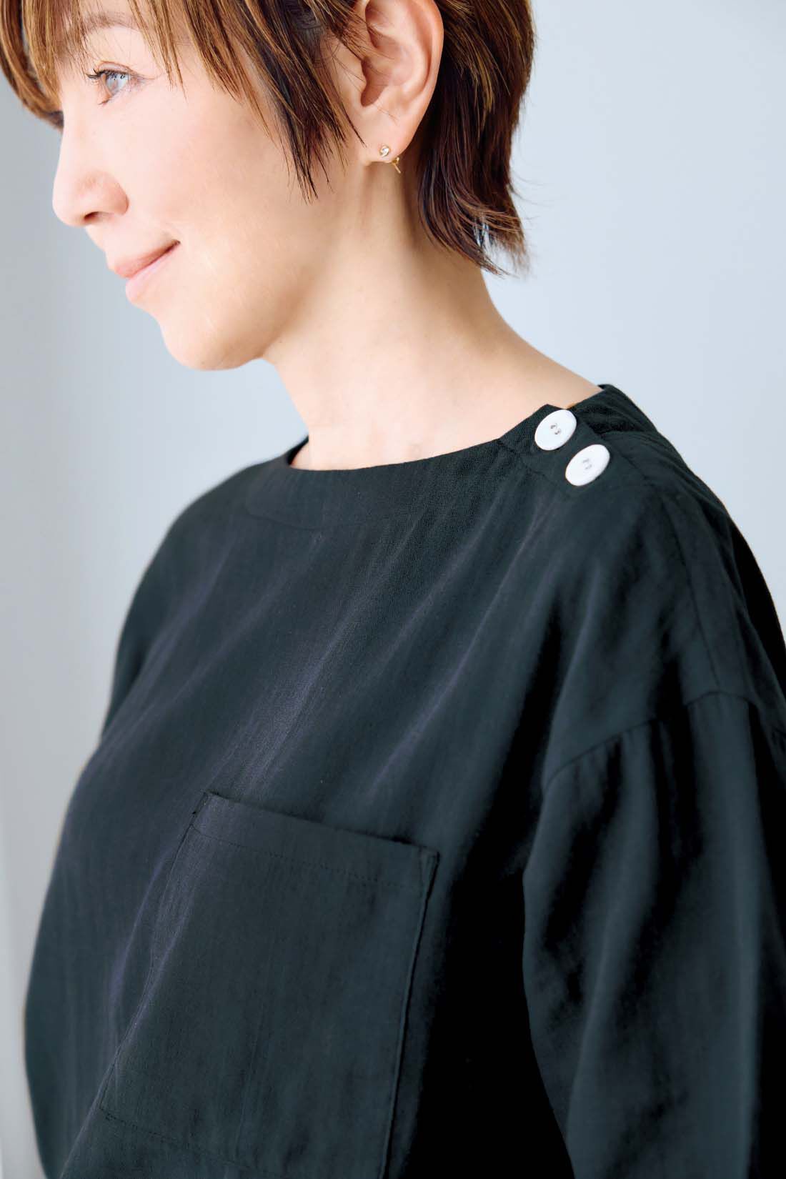 frauglatt|【セット割】大人の女史会×frauglatt　着まわし上手 オールインワン見え ダブルガーゼセットアップ|【トップス】 顔まわりをすっきり見せるシャープなネックラインと、視線を散らす大きめボタンがアクセント。