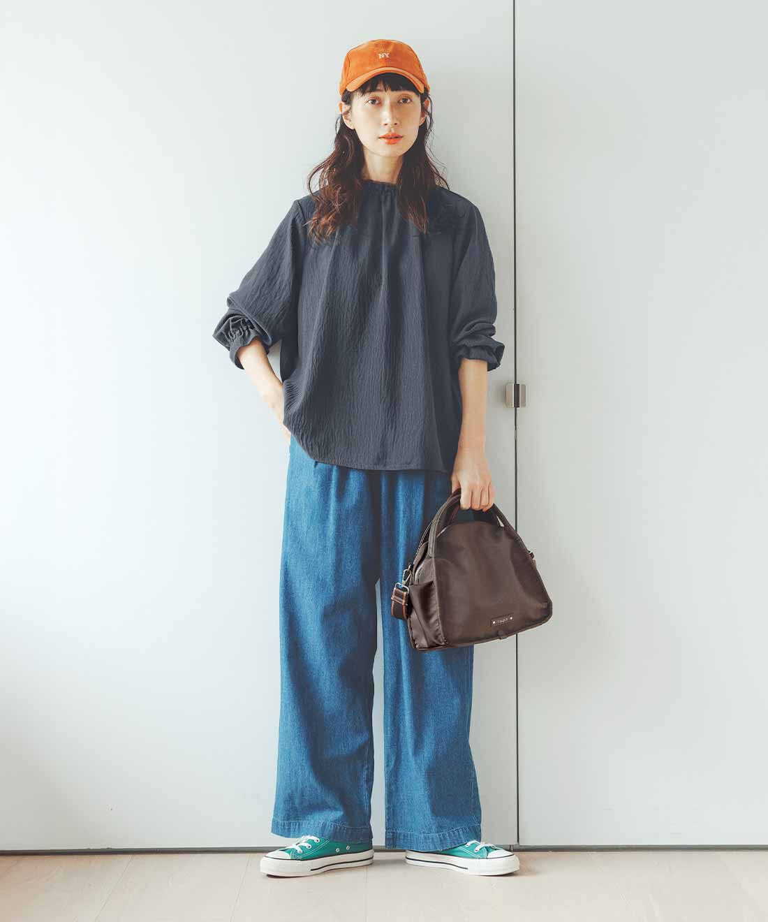 frauglatt［フラウグラット］|上品フリルの伸びやかなブラウスと上品フリルの伸びやかなブラウスときれいめなのにたっぷり入る 2-WAYショルダーバッグ〈撥水〉と綿100％の大人のゆる軽デニムパンツのコーディネート