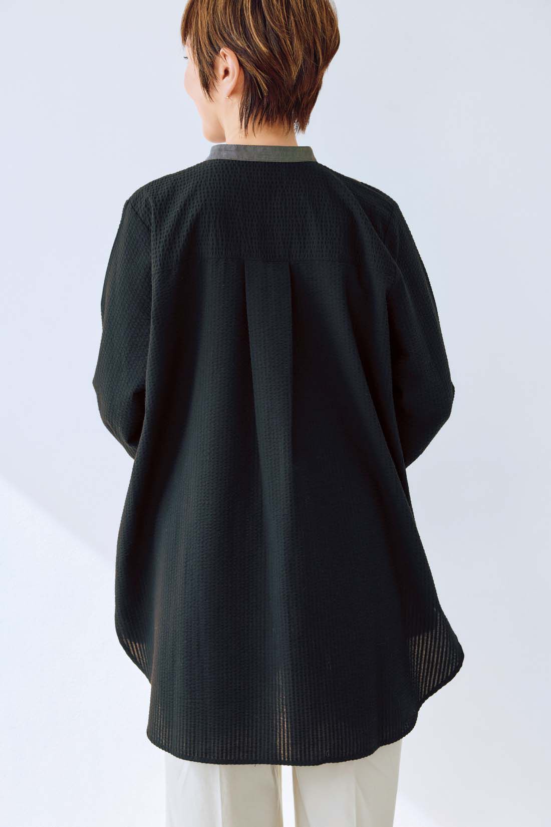 frauglatt|大人の女史会×frauglatt　顔うつり華やぐブザム切り替え レフ板チュニックシャツ|ミリ単位で位置にこだわったやや下めの切り替えラインが、背中の丸みをナチュラルにカバー。