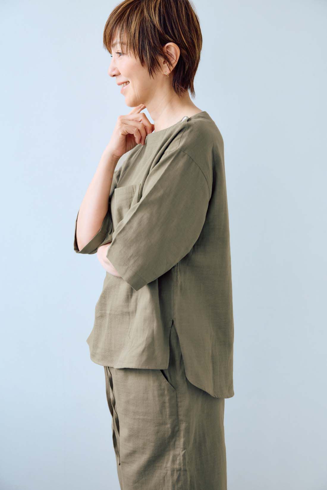 frauglatt|大人の女史会×frauglatt　ほどよい抜け感で自信をまとう 華奢（きゃしゃ）見えダブルガーゼトップス|前は真っすぐ見え、後ろはラウンドなラインにしてメリハリをプラス。サイドスリット入りで前だけインもしやすい。