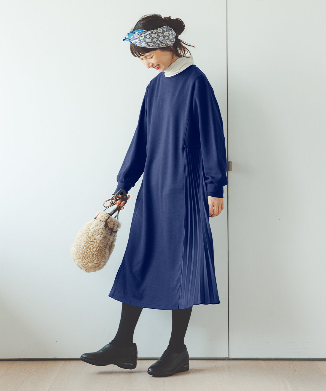 frauglatt|晴雨兼用 パンプス気分で履きやすさ5つ星シューズと揺れて華やか細見せプリーツ ワンピースと晴雨兼用 パンプス気分で履きやすさ5つ星シューズのコーディネート