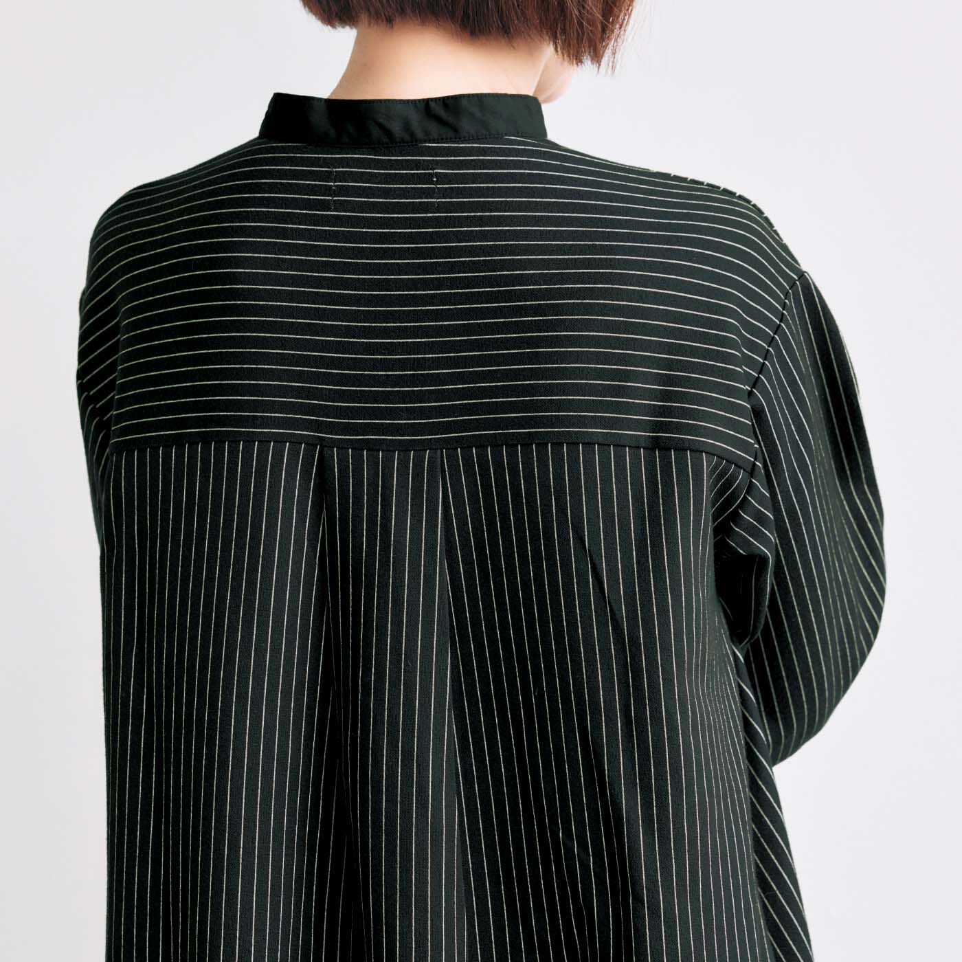 frauglatt|大人の女史会×frauglatt　顔うつりすっきりチュニック〈凛（りん）ブラック〉|背中はヨーク＆タックでメリハリプラス。のっぺり見えを防止して印象すっきり。