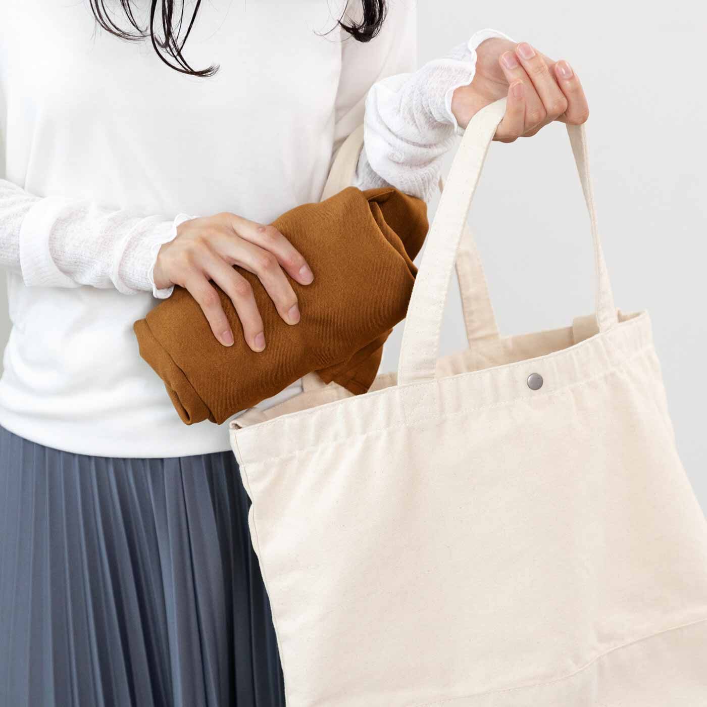 frauglatt|フラウグラット　ロングシーズン活躍♪ しなやか素材で仕立てた ジャケット風カーディガンの会|コンパクトにまとめられるからバッグにぽんっと入れて持ち運びも便利。