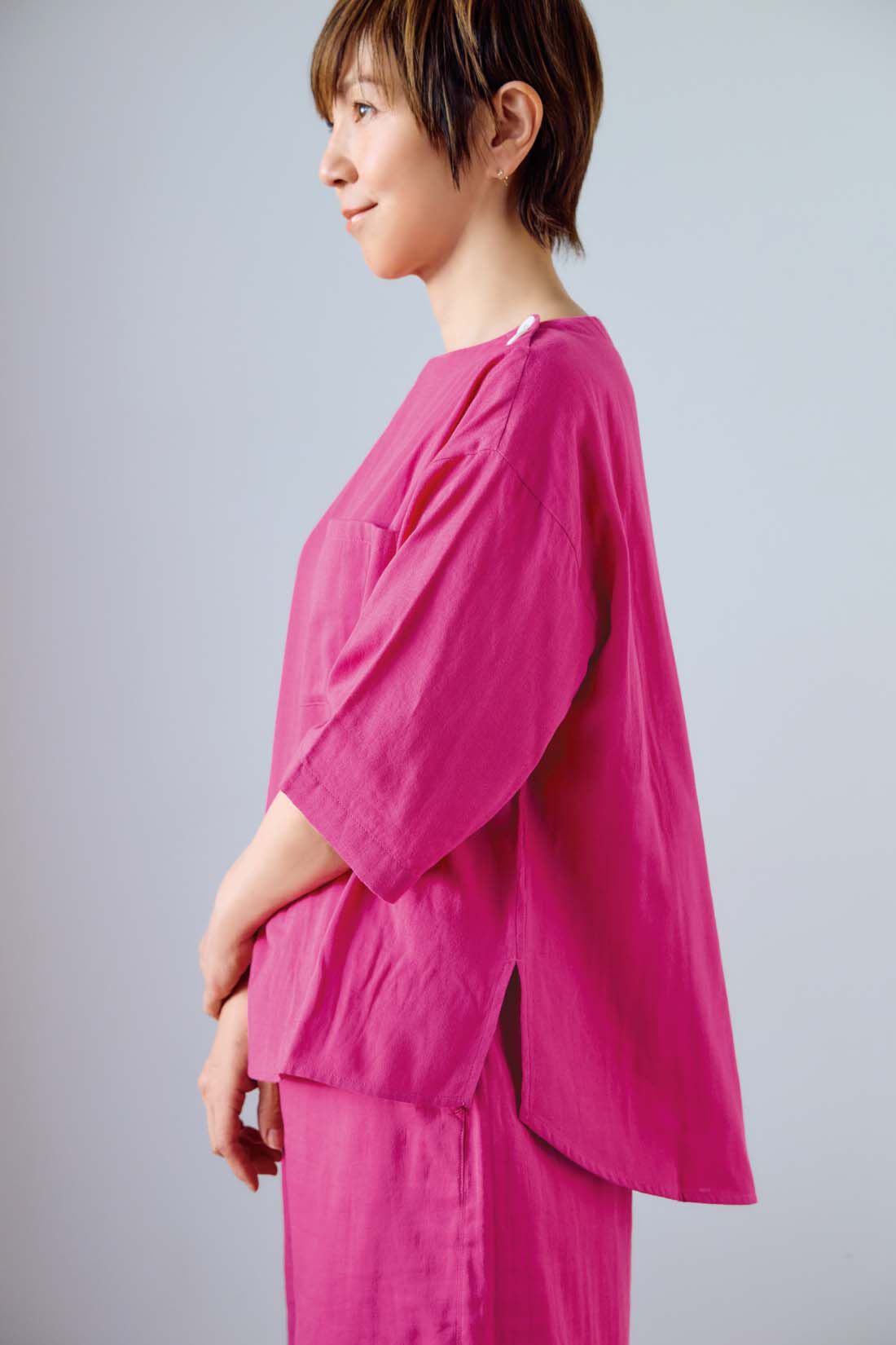 frauglatt|大人の女史会×frauglatt　ほどよい抜け感で自信をまとう 華奢（きゃしゃ）見えダブルガーゼトップス|前は真っすぐ見え、後ろはラウンドなラインにしてメリハリをプラス。サイドスリット入りで前だけインもしやすい。