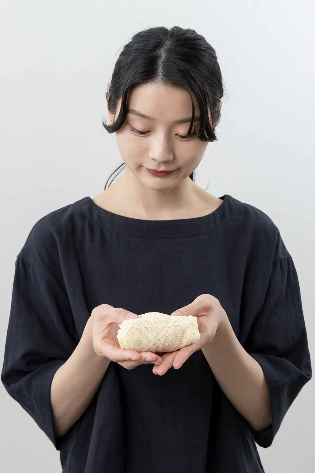frauglatt|フラウグラット　首もと華やか♪ 着脱らくちんなやわらかチュール付け衿の会|小さくたためるので、いつでもバッグに忍ばせて。