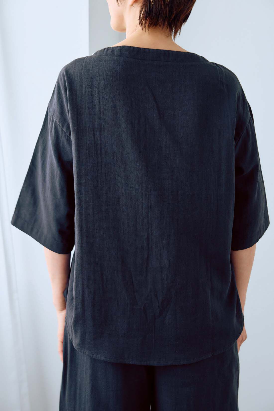 frauglatt|大人の女史会×frauglatt　ほどよい抜け感で自信をまとう 華奢（きゃしゃ）見えダブルガーゼトップス|BACK